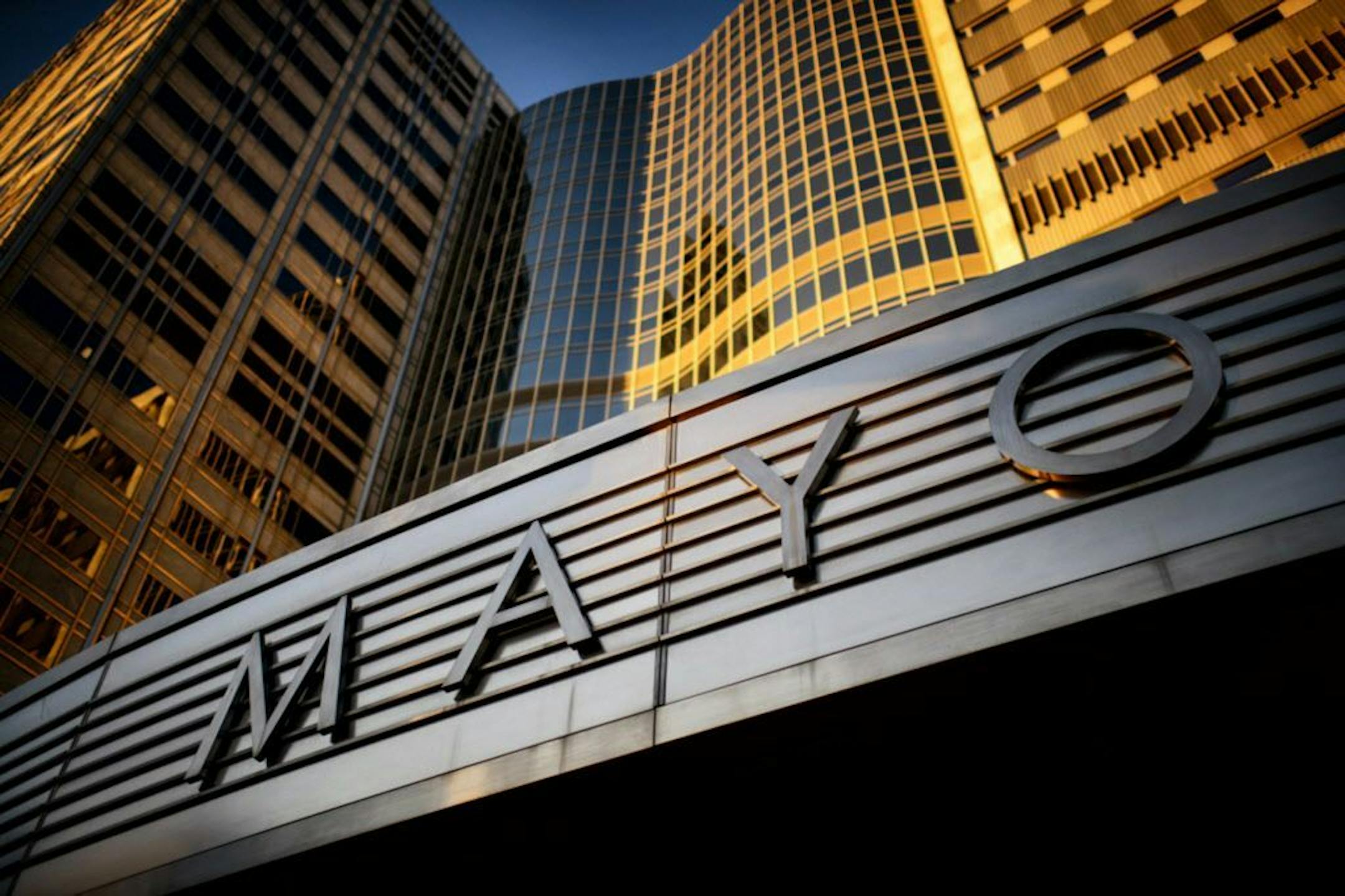 The Gonda Building. Mayo Clinic employs over 59,000 people, 33,000 at its Rochester, MN location and system-wide treats over 1.2 million patients per year. July 2, 2014