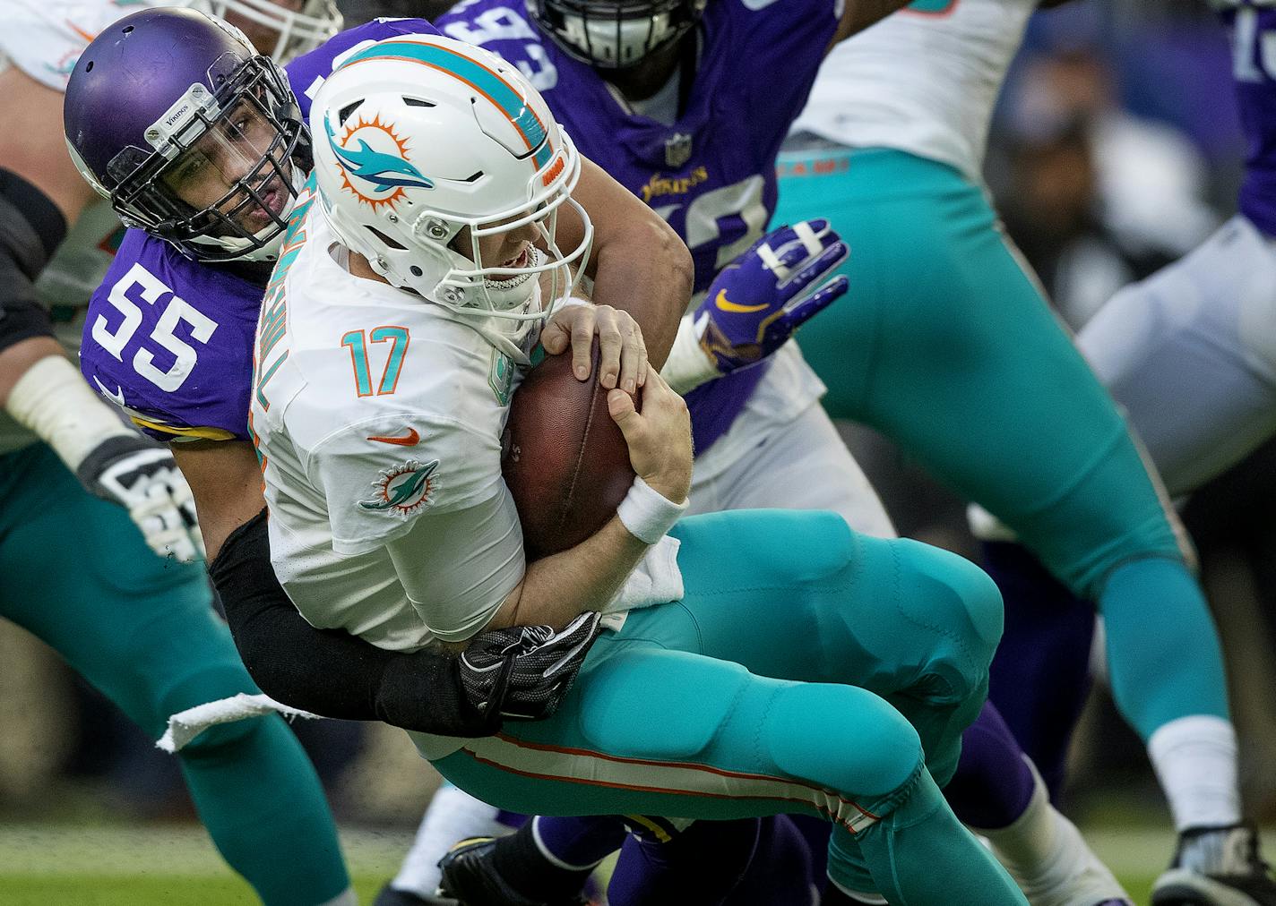 Anthony Barr sacked Ryan Tannehill in the third quarter. ] CARLOS GONZALEZ &#xef; cgonzalez@startribune.com &#xf1; Minneapolis, MN &#xf1; December 16, 2018, US Bank Stadium, NFL, Minnesota Vikings vs. Miami Dolphins