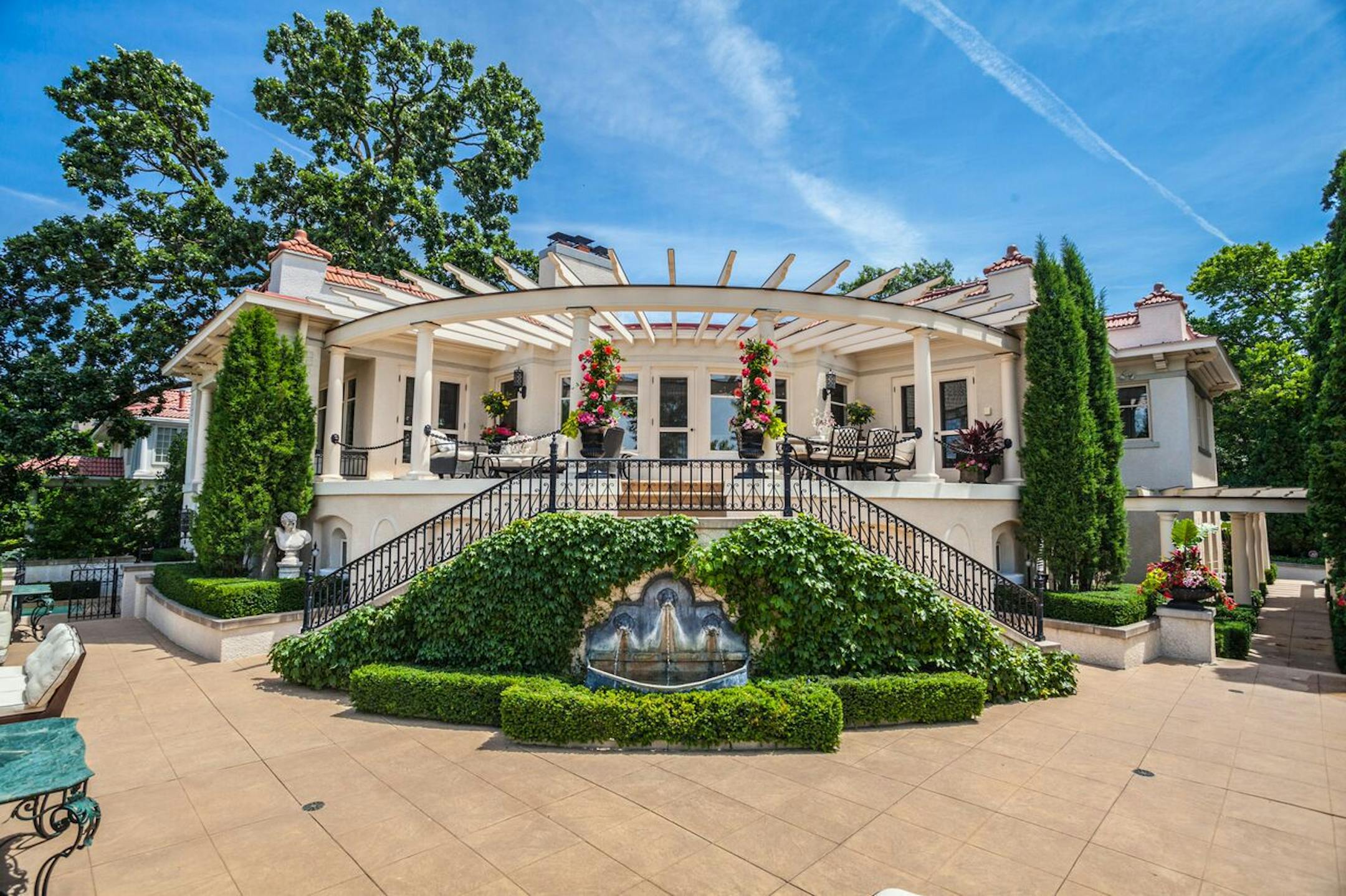 Villa, Lake of the Isles