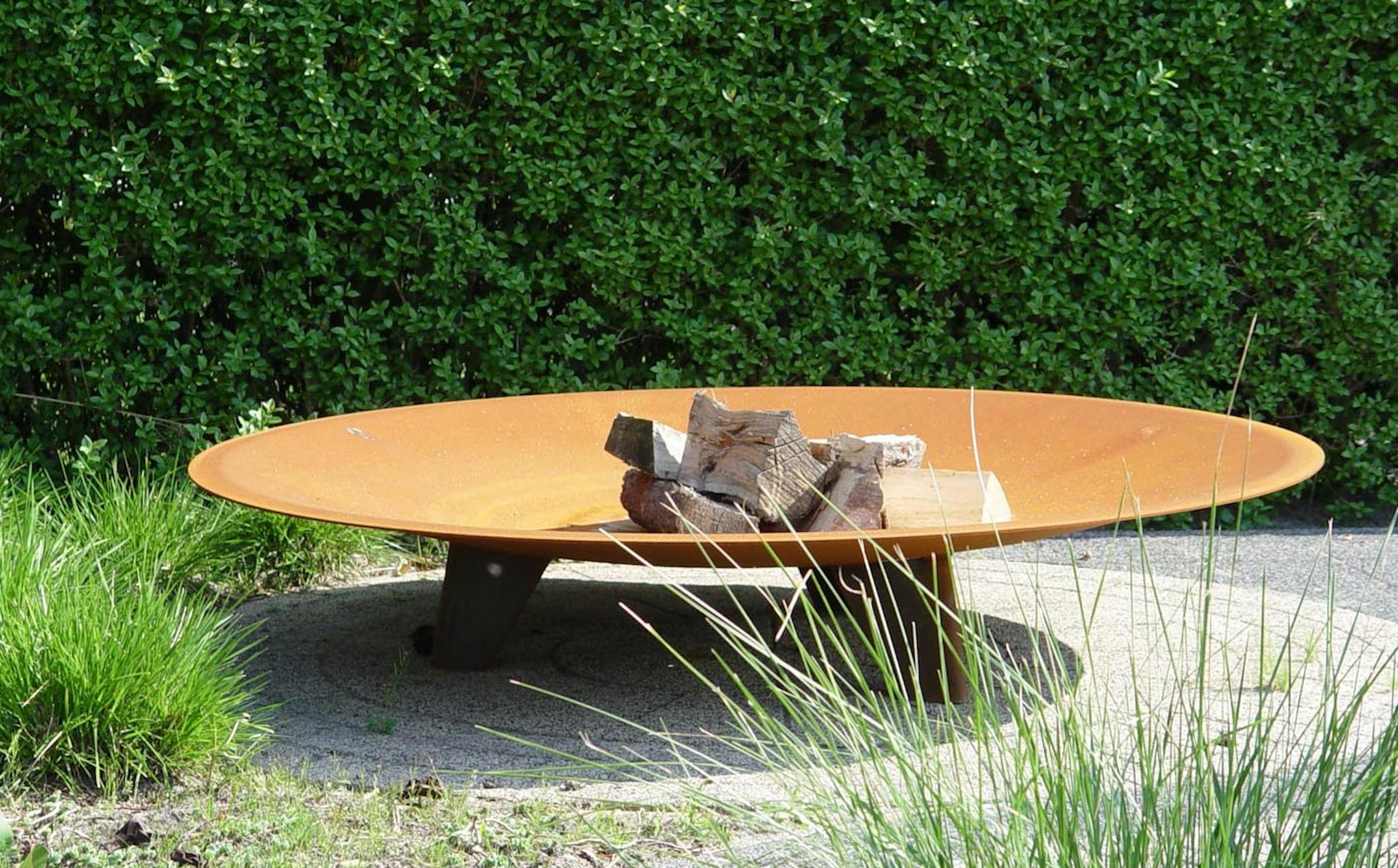 SH13K068YARDSMART Nov. 11, 2013 -- Swanky modern fire pits utilize Corten steel in a beautiful streamlined form that makes a great sculptural free-standing element. (SHNS photo courtesy Maureen Gilmer) (Newscom TagID: shnsphotos148215.jpg) [Photo via Newscom]