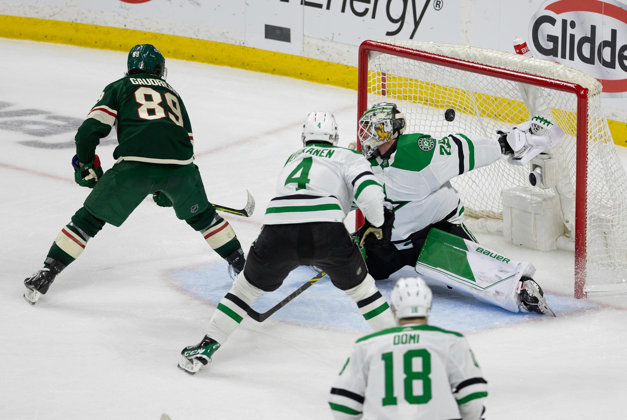 Minnesota Wild center Frederick Gaudreau (89) backhanded a shot past Dallas Stars goaltender Jake Oettinger (29) in the third period.