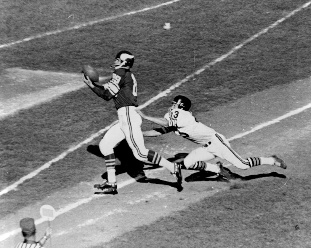 Jerry Reichow caught a 29-yard touchdown pass from Fran Tarkenton in the Vikings’ first-ever game in 1961, a 37-13 crushing of the Bears.