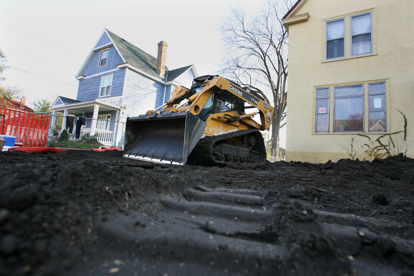 DAVID JOLES &#x2022; djoles@startribune.com Minneapolis, MN - Oct. 30, 2007 - A front end loader moves around black dirt outside a home near 28th St. and 14th Avenue S. in Minneapolis. (EDITOR'S NOTE: WORKERS WOULD NOT TALK TO ME. THERE WAS A VEHICLE PARKED NEARBY WITH THE NAME VEOLIA ENVIRONMENTAL SERVICES ON IT.)