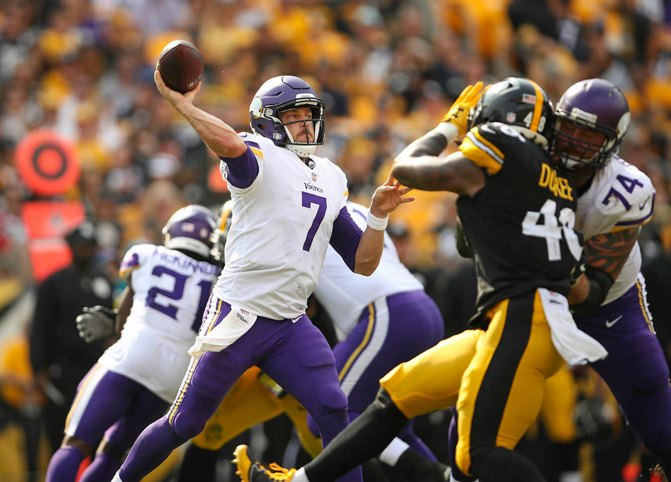 Minnesota Vikings quarterback Case Keenum (7) threw an eight yard pass completion to Adam Thielen for a fourth quarter first down.