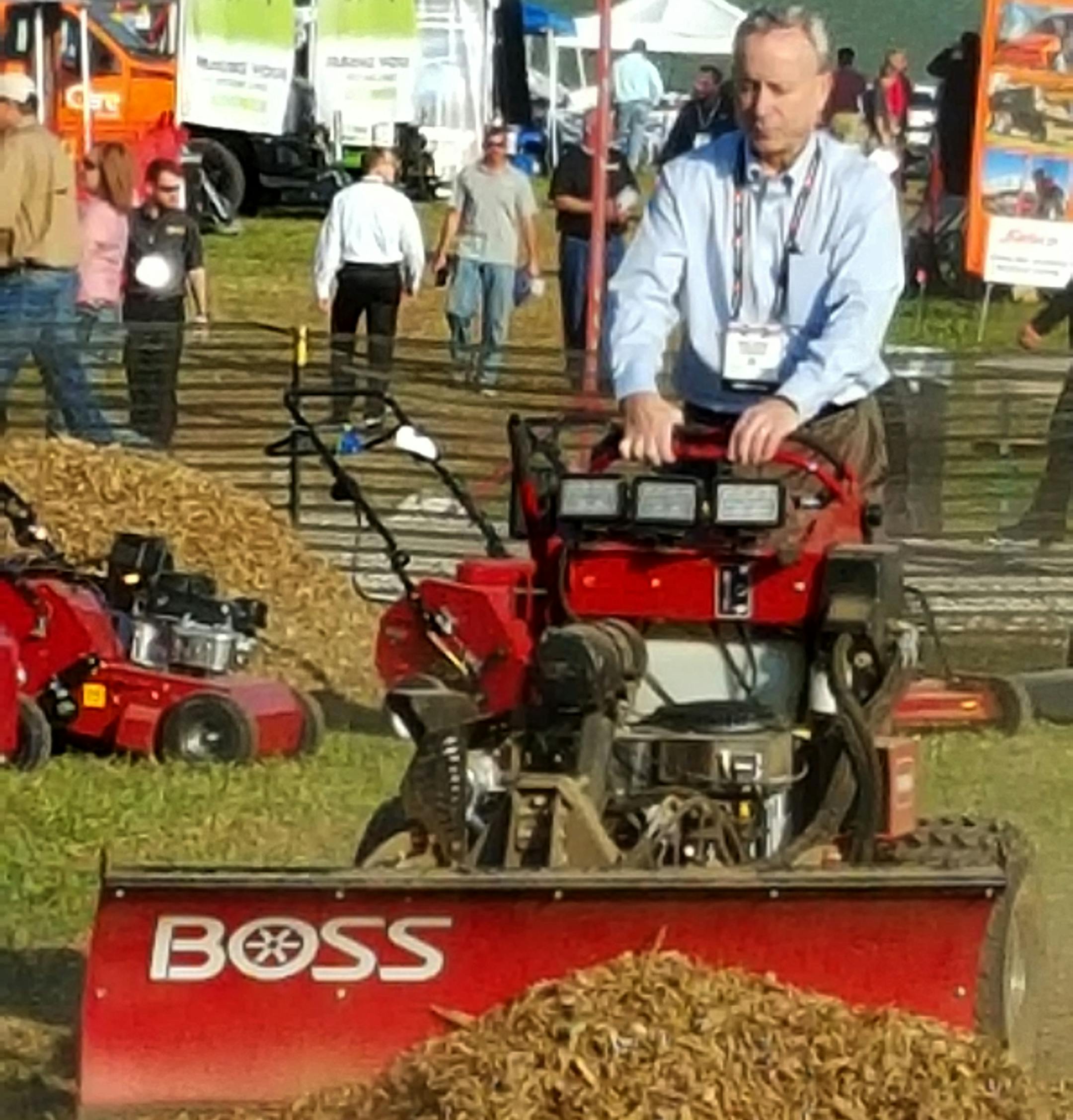 All-New ToroÆ GrandStandÆ MULTI FORCEô Delivers All-Season ProductivityNew stand-on mowers feature BOSSÆ plow attachment for year-round versatilityBLOOMINGTON, Minn. (October 21, 2015) ñ Toro is bringing four-season versatility to its stand-on mower line with the all-new GrandStandÆ MULTI FORCEô featuring a BOSSÆ snow plow attachment. The new models allow operators to switch between a mowing deck and a snowplow with a simple change of attachments.