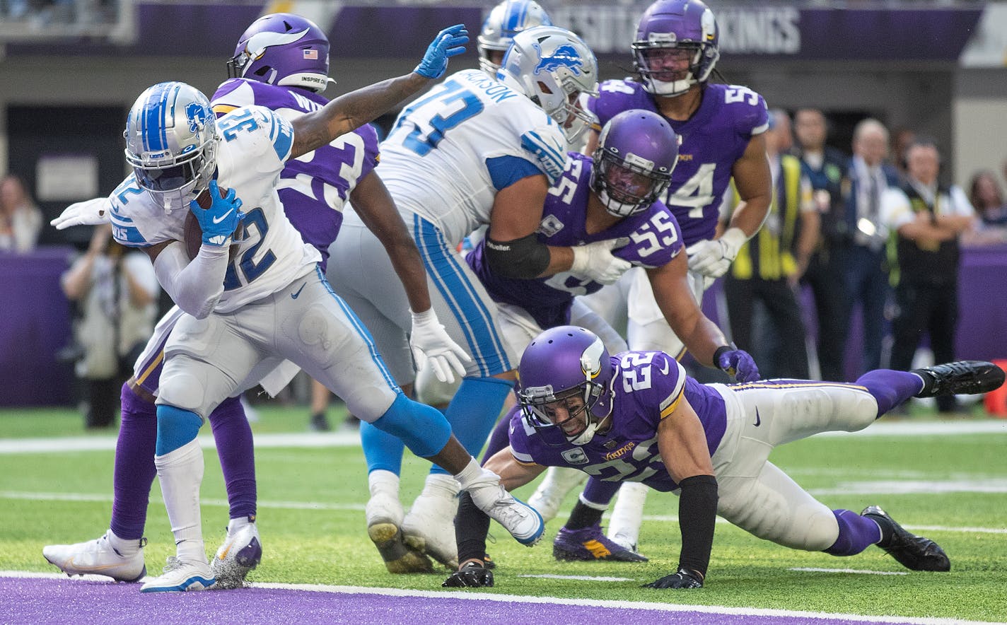 Detroit Lions running back D'Andre Swift (32) broke a tackle of Minnesota Vikings safety Harrison Smith (22) scoring in the fourth quarter.] Jerry Holt •Jerry.Holt@startribune.com