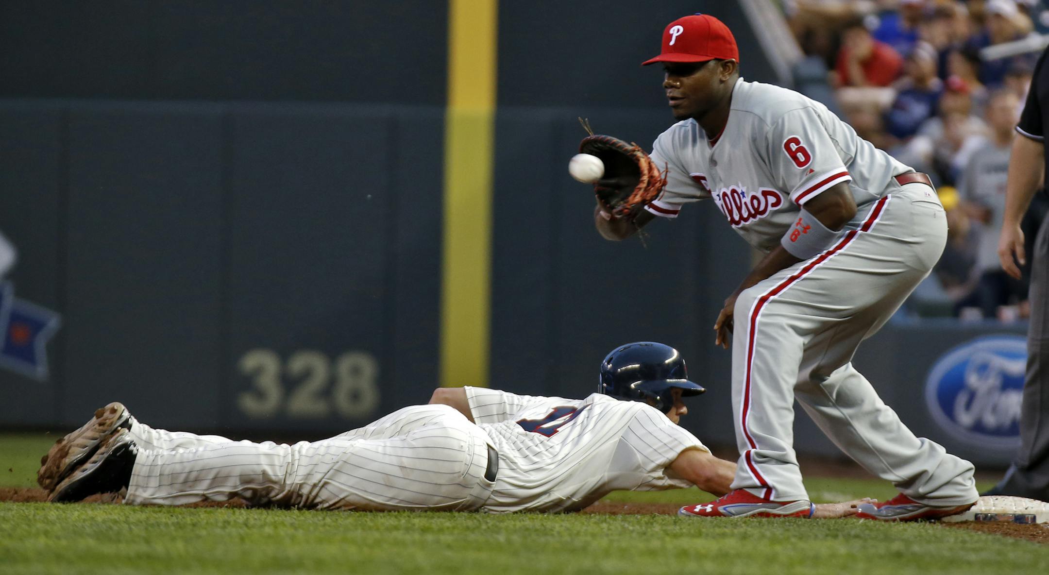 Minnesota Twins vs. Philadelphia Phillies. Twins Clete Thomas dove safely back to first beating the pickoff atempt to Phillies first baseman Ryan Howard in first inning action. (MARLIN LEVISON/STARTRIBUNE(mlevison@startribune.com (cq program )