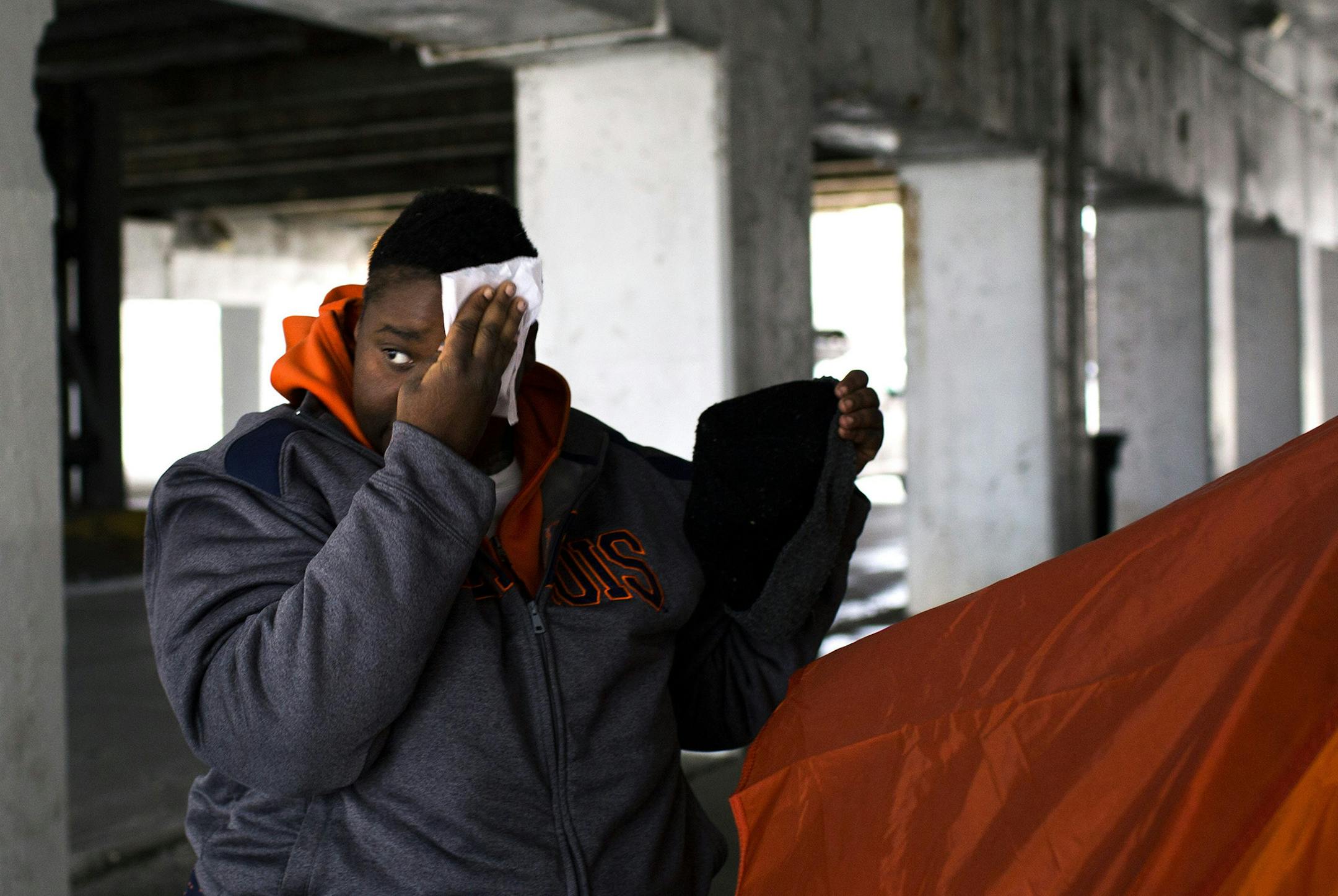 Latia Crockett-Holder, 23, cleans her face while getting ready for school on West Lawrence Avenue under Lake Shore Drive Wednesday, Jan. 27 2016, in Chicago. (Armando L. Sanchez/Chicago Tribune/TNS)