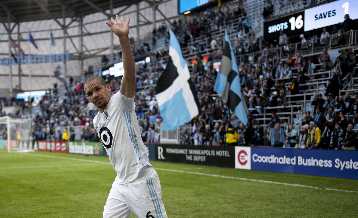 Minnesota United midfielder Osvaldo Alonso (6) acknowledged supporters after the end of Saturday night&#xd5;s game against New York City. ] Aaron Lavinsky &#xa5; aaron.lavinsky@startribune.com Minnesota United played NYC FC on Saturday, April 13, 2019 at Allianz Field in St. Paul, Minn.