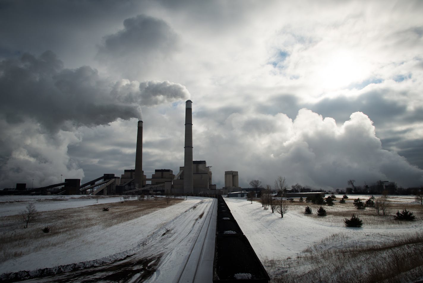 A coal train is idle on the tracks leading to the Sherburne County Generating Station on Wednesday afternoon in Becker. ] AARON LAVINSKY &#xa5; aaron.lavinsky@startribune.com Minnesota power companies have shuttered four smaller power plants and warn that supplies of coal to some of the largest, most important plants are dwindling as BNSF Railway's rail delivery problems persist. Photographs taken at Sherburne County Generating Station on Wednesday, Nov. 12, 2014 in Becker. ORG XMIT: MIN14111218