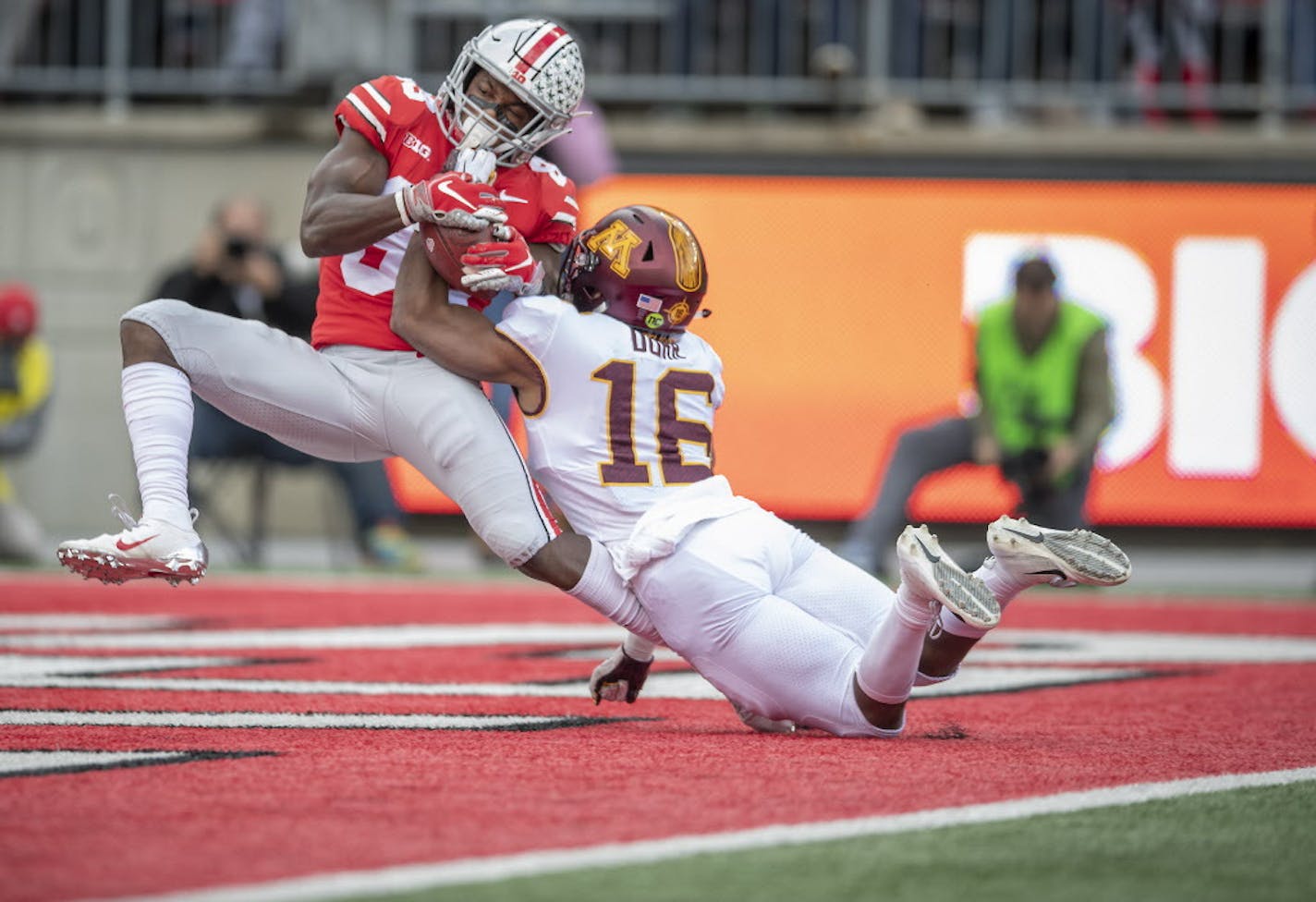 Ohio State's wide receiver Terry McLaurin caught a pass for a touchdown despite defensive efforts from Minnesota's defensive back Coney Durr during the first quarter as Minnesota took on Ohio State at Ohio Stadium, Saturday, October 13, 2018 in Columbus, OH. ] ELIZABETH FLORES &#xef; liz.flores@startribune.com