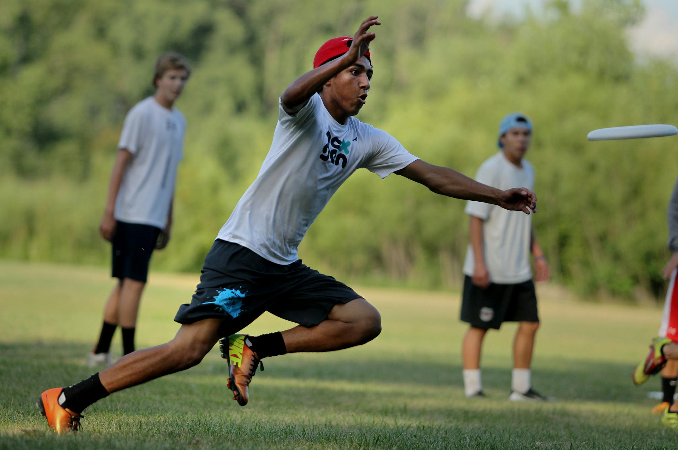 Luis Caballero extends for a catch during a practice for the sport ultimate at Edina High School in Edina, Minn., on Thursday, August 1, 2013. ] (ANNA REED/STAR TRIBUNE) anna.reed@startribune.com (cq)