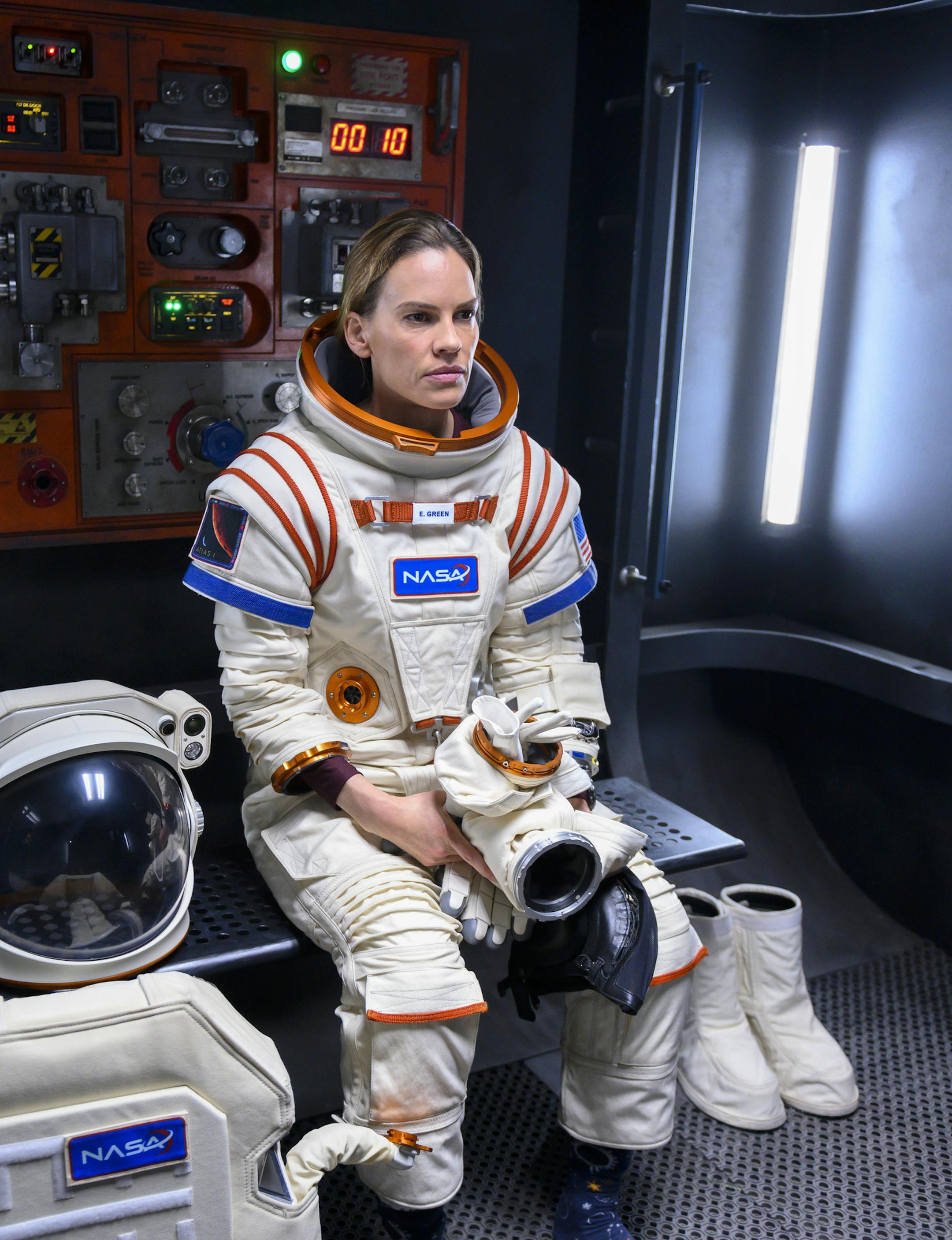 AWAY (L to R) HILARY SWANK as EMMA GREEN, in episode 101 of AWAY. Cr. DIYAH PERA/NETFLIX © 2020 Hilary Swank