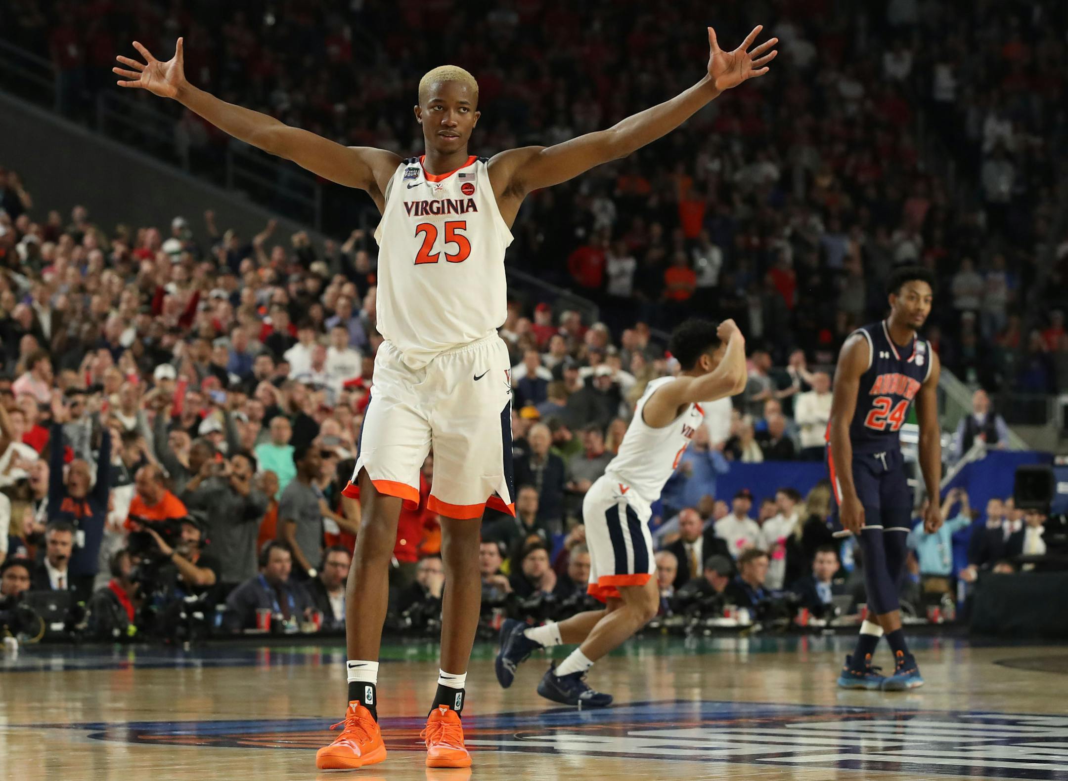 Virginia Cavaliers forward Mamadi Diakite (25) reacted after his team beat Auburn. ] CARLOS GONZALEZ ¥ carlos.gonzalez@startribune.com Auburn played Virginia in a semifinal of the NCAA Division I Men's Basketball Championship Final Four on Saturday, April 6, 2019 at U.S. Bank Stadium in Minneapolis. Virginia won, 63-62.