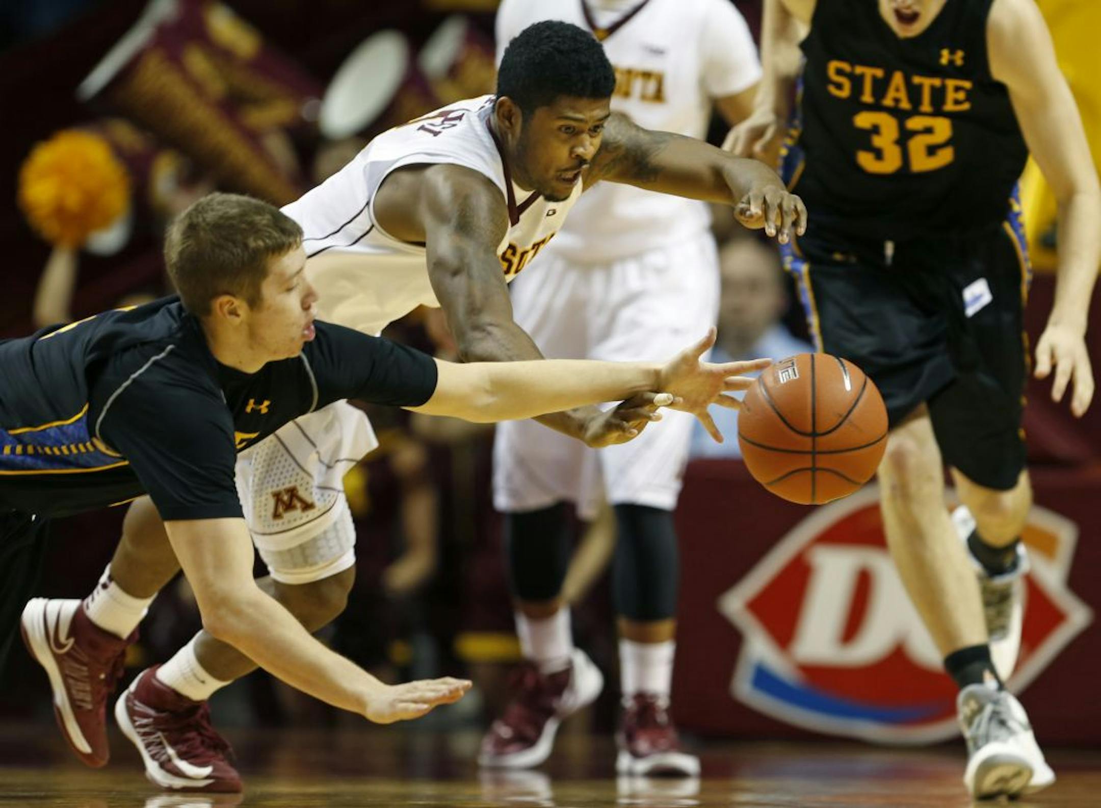 Jake Bittle battled Maverick Ahanmisi for the loose ball in the second half.