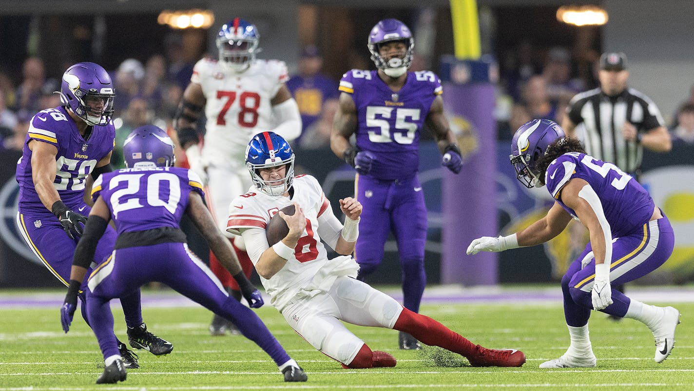 New York Giants quarterback Daniel Jones (8) runs for a first down during the second quarter of an NFL wild card playoff game between the Minnesota Vikings and the New York Giants on Sunday, Jan. 15, 2023 at U.S. Bank Stadium in Minneapolis. ] Elizabeth Flores • liz.flores@startribune.com