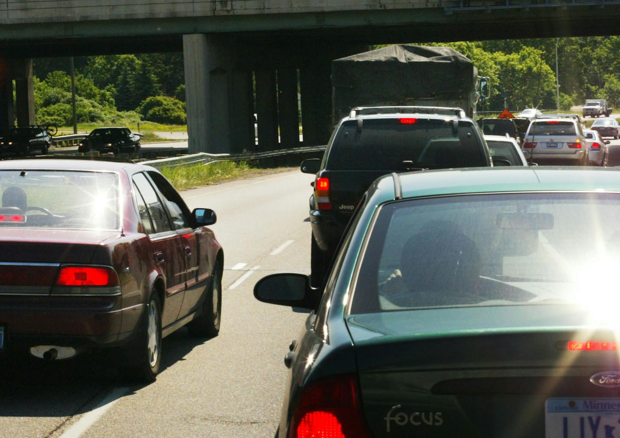 Edina,MN;6/13/03:Just West of the HWY 100, traffic on HWY 62 squeezes into a congested area because of road work as commuters head East on Friday morning. crosstown highway mergers GENERAL INFORMATION: Traffic squeeze ORG XMIT: MIN2013031310112638