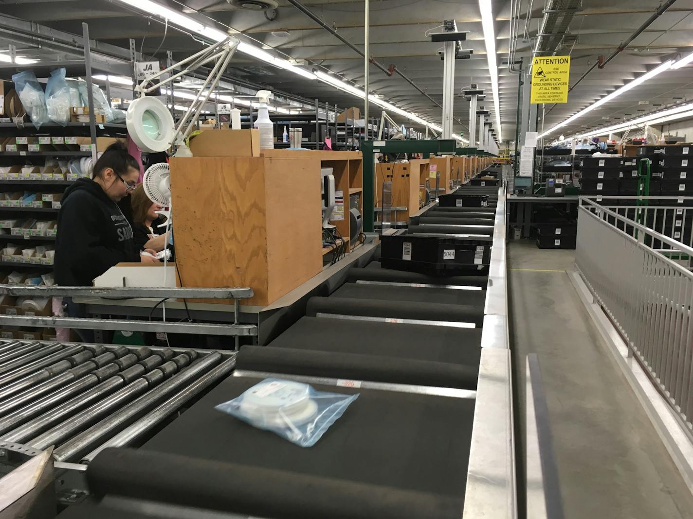 A conveyor belt snakes its way more than 2.6 miles through Digi-Key's warehouse in Thief River Falls, shown here in February 2018. (Star Tribune photo by John Reinan) ORG XMIT: MIN1802211451483391