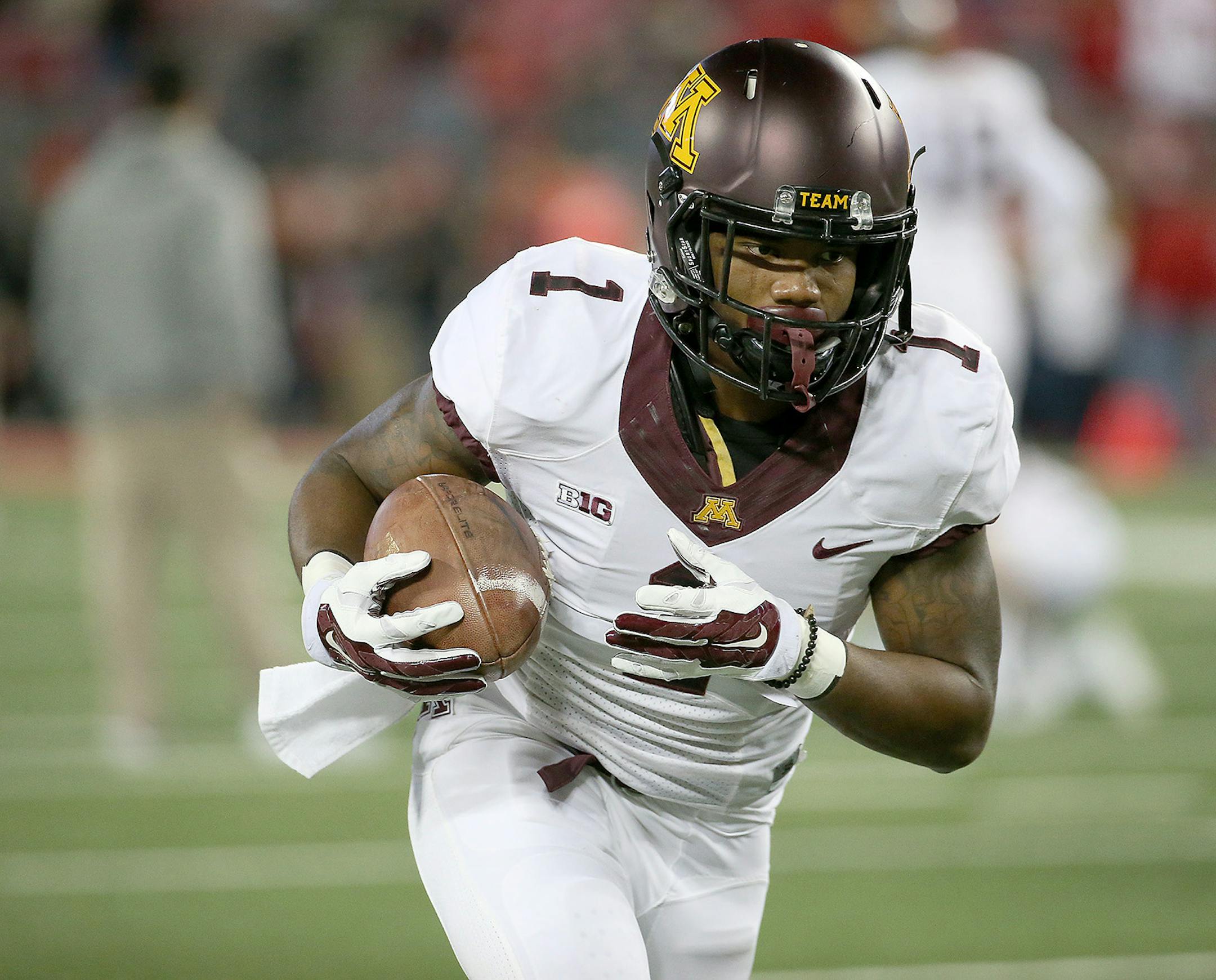 Minnesota's wide receiver KJ Maye warmed up on the field before the Minnesota Gophers took on the Ohio State Buckeyes at Ohio Stadium, Saturday, November 7, 2015 in Columbus, OH. ] (ELIZABETH FLORES/STAR TRIBUNE) ELIZABETH FLORES • eflores@startribune.com