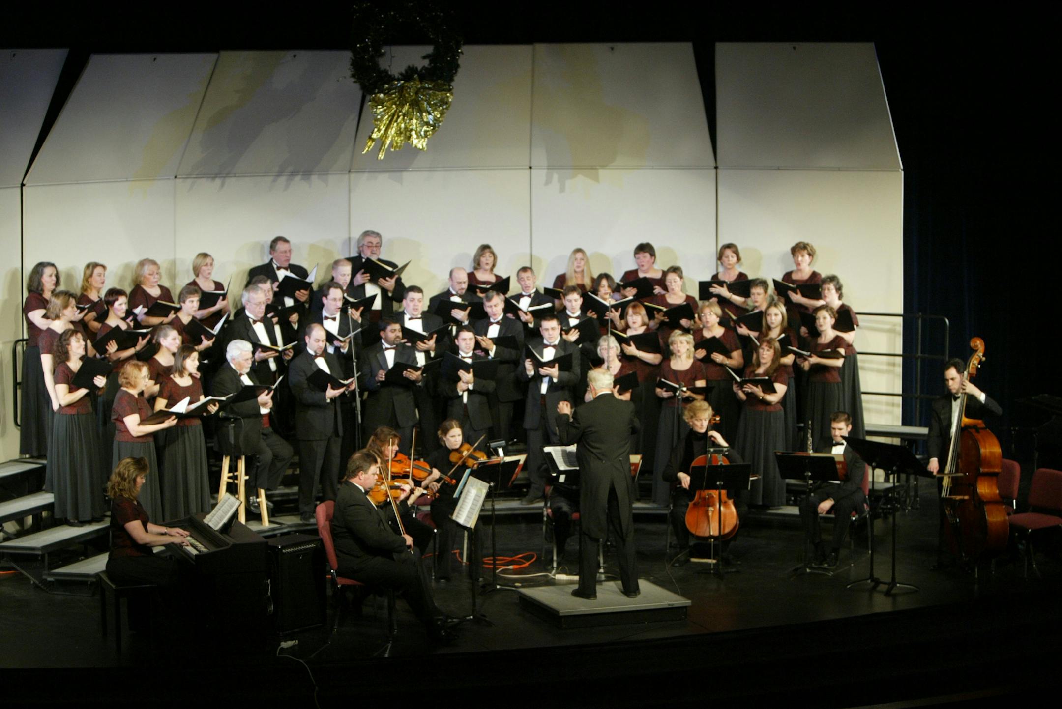 See article Star Tribune South, Wed Dec 10, 2003, page S13. This photo did not run with the article. ----- South Metro Chorale holiday concert, Saturday, Dec. 6 at 7:30 pm, at Burnsville High School Mraz Center.