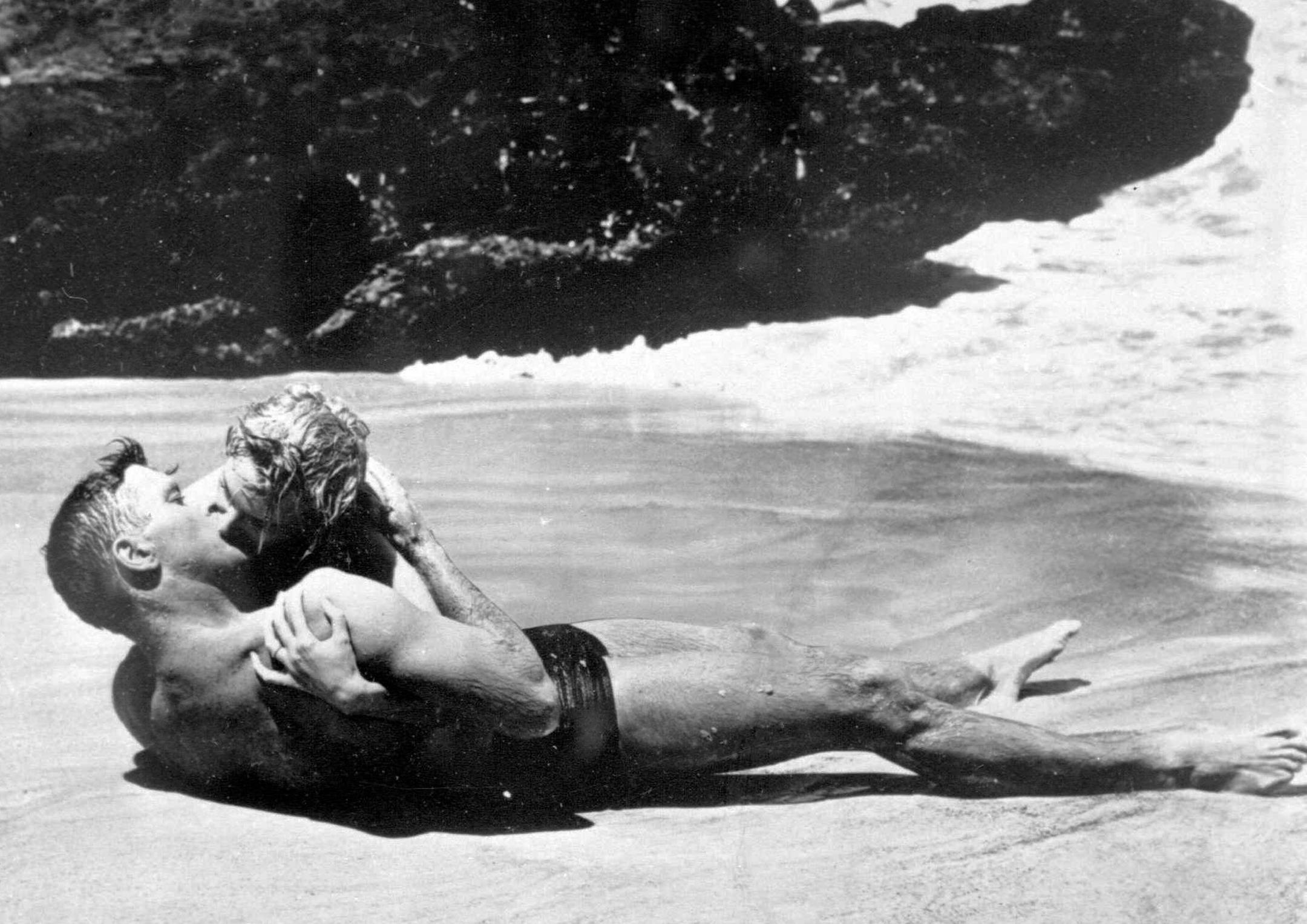 (NYT) UNDATED -- Oct. 18, 2007 -- OBIT-KERR-2 -- Deborah Kerr, who shared one of Hollywood's most famous kisses and made her mark with such roles as the correct widow in "The King and I" and the unhappy officer's wife in "From Here to Eternity," died Tuesday, Oct. 16, 2007. She was 86. The actress with Burt Lancaster during the famous kiss scene in "From Here to Eternity." (Columbia Pictures/The New York Times) ORG XMIT: NYT8 ORG XMIT: MIN2013110110013306