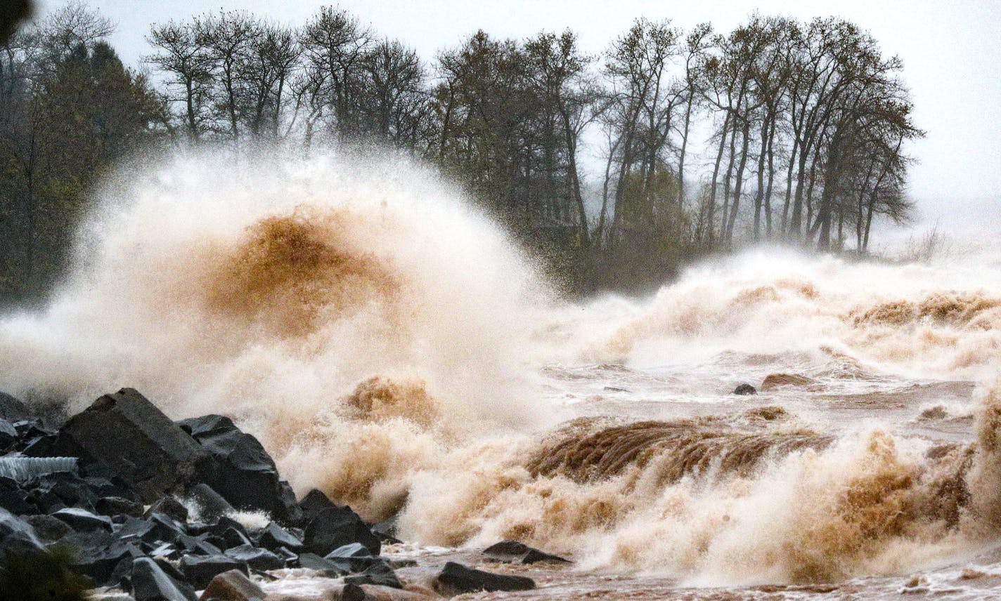 t101018 --- Clint Austin --- 1001018.N.DNT.STORM.C15 --- Large waves on Lake Superior batter the shore at Brighton Beach during Wednesday's storm in Duluth. --- Clint Austin / caustin@duluthnews.com