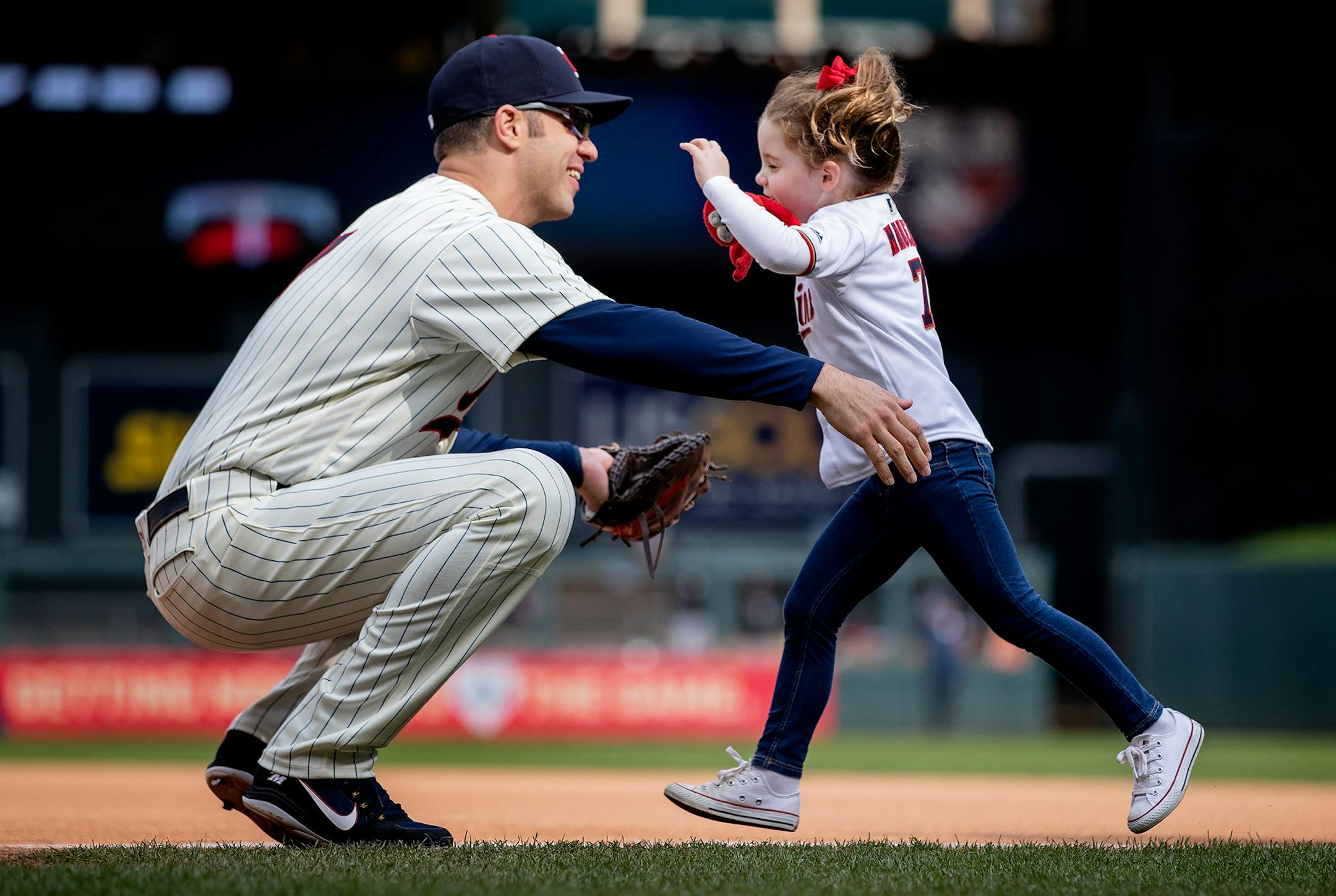 Minnesota Twins first baseman Joe Mauer was greeted by his twin daughters before the start of the game. ] CARLOS GONZALEZ ï cgonzalez@startribune.com ñ September 30, 2018, Minneapolis, MN, Target Field, MLB, Minnesota Twins vs. Chicago White Sox