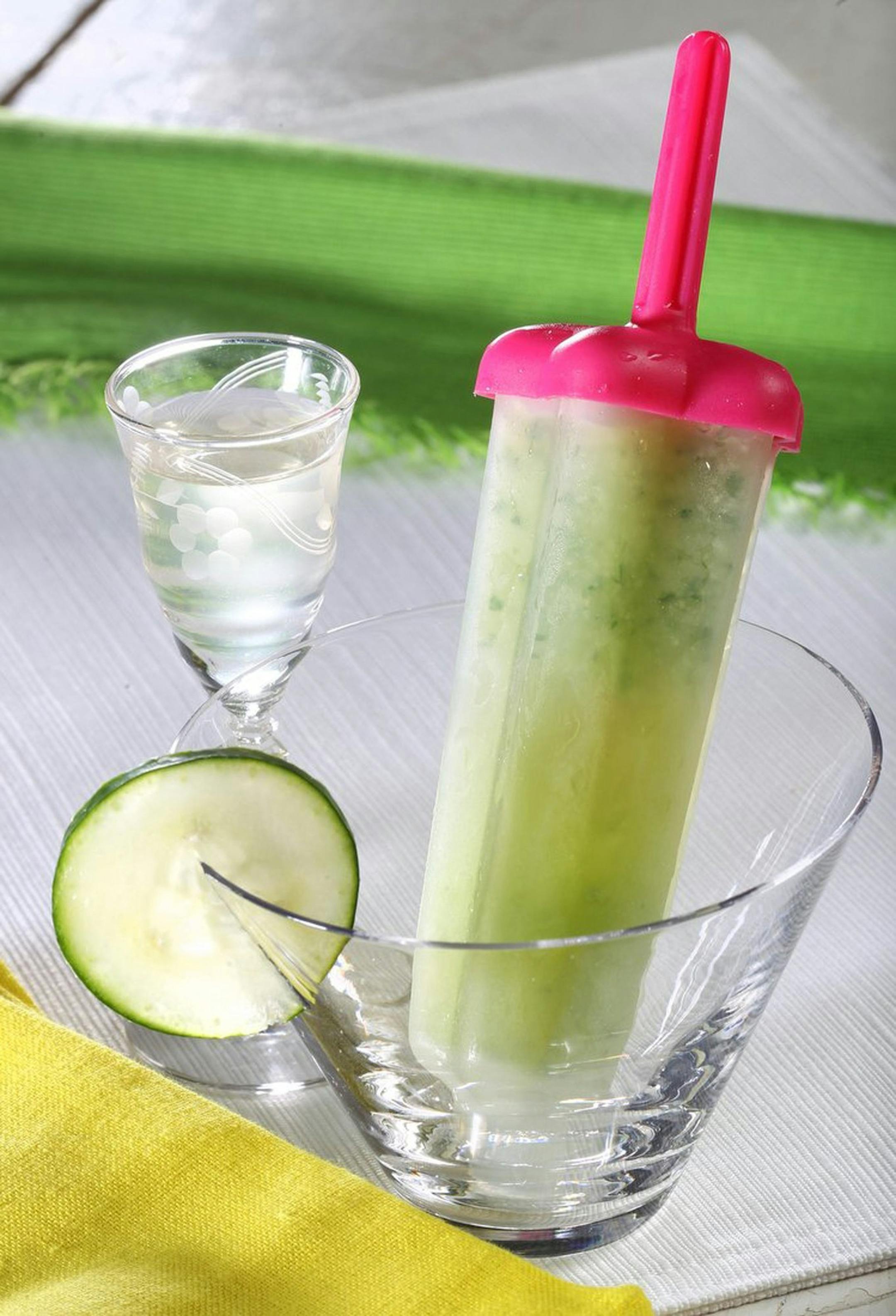 Poptails is the clever name for tipsy adult ice pops infused with a jigger of booze. Here, Gin Zing is featured. (Tammy Ljungblad/Kansas City Star/MCT) ORG XMIT: 1140382