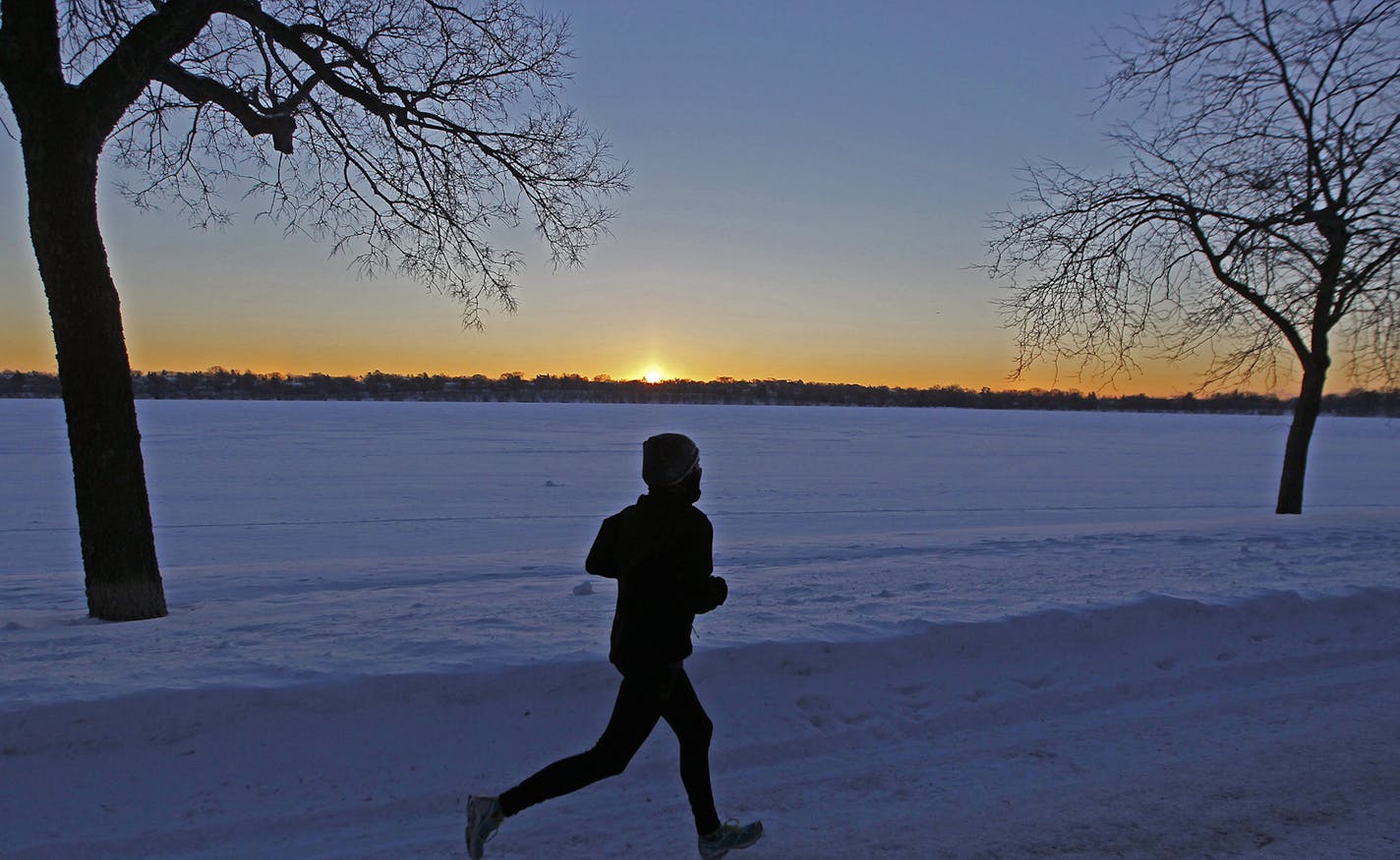 Angela Gustafson braved the -13 degree temperatures for a run around Lake Harriet at sunrise, Tuesday, January 28, 2014 in Minneapolis, MN. (ELIZABETH FLORES/STAR TRIBUNE) ELIZABETH FLORES &#x201a;&#xc4;&#xa2; eflores@startribune.com ORG XMIT: MIN1401280805183400