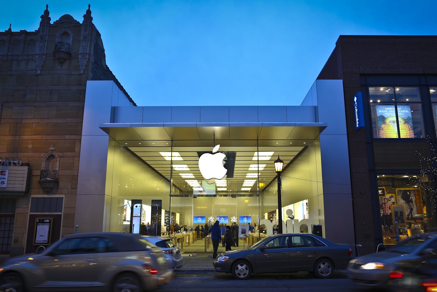 The Apple store in Uptown on Thursday, February 21, 2013, Minneapolis, Minn. ] (RENEE JONES SCHNEIDER * reneejones@startribune.com)