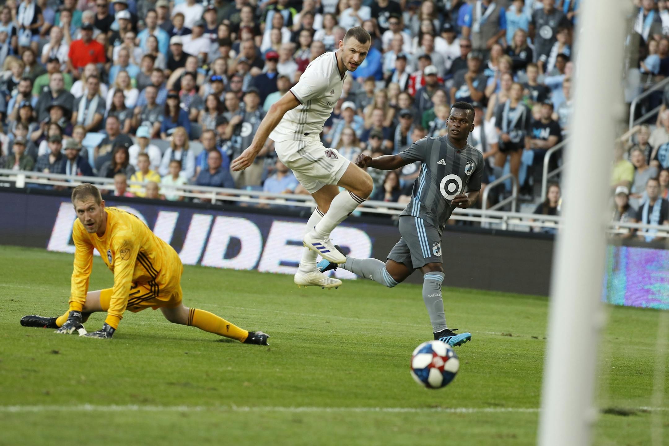 Minnesota United midfielder Darwin Quintero (25) scored a goal during the first half as Colorado Rapids defender Tommy Smith (5) defended and Colorado Rapids goalkeeper Clint Irwin (31) looked on.