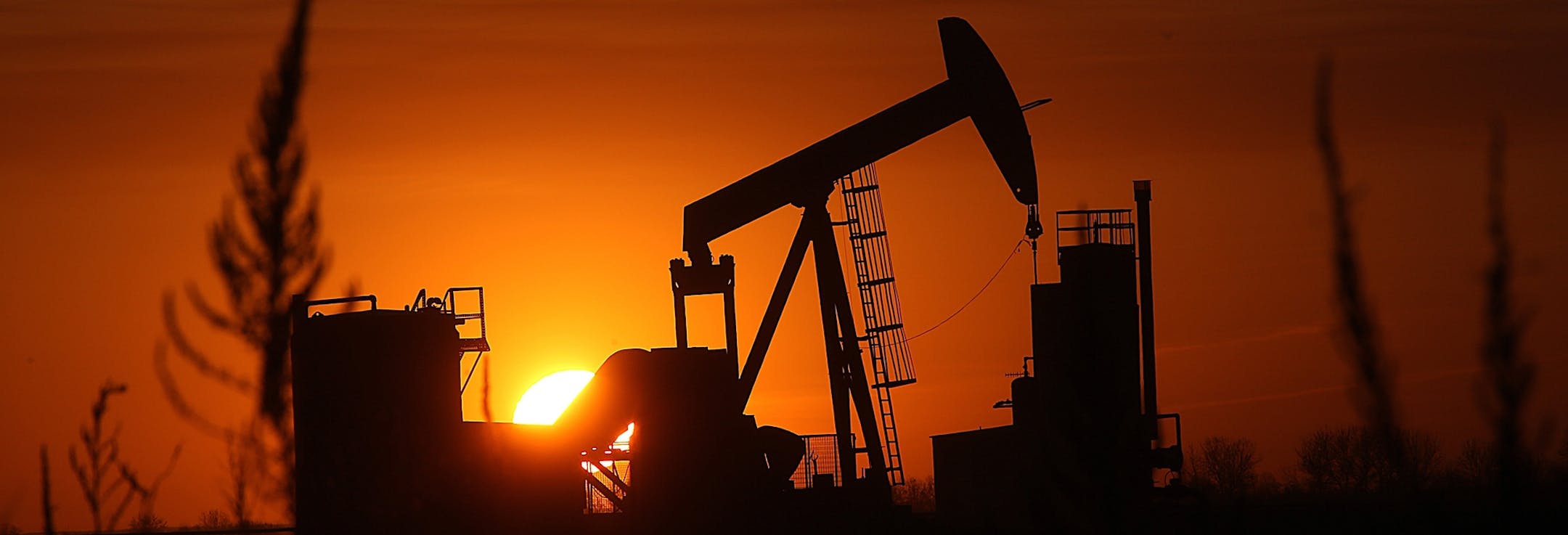 The sun set over the Bakken Oil Formation, behind an oil well near Williston. ] (JIM GEHRZ/STAR TRIBUNE) / September 26, 2013, Watford City, ND ‚Äì BACKGROUND INFORMATION- PHOTOS FOR USE IN FIRST PART OF NORTH DAKOTA OIL BOOM PROJECT: Dozens of drilling rigs dot the North Dakota landscape in the Williston Basin and the Bakken Oil Formation. Once the rigs drill holes, several miles deep and then several miles horizontally, hydraulic fracturing technology (‚Äúfrac