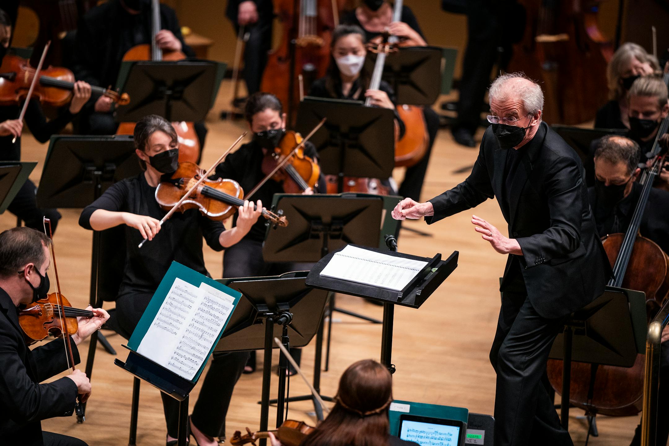 A masked Vänskä led the Minnesota Orchestra as they welcomed live audiences back to Orchestra Hall on June 11, 2021, for the first time since the COVID-19 pandemic began in March 2020.