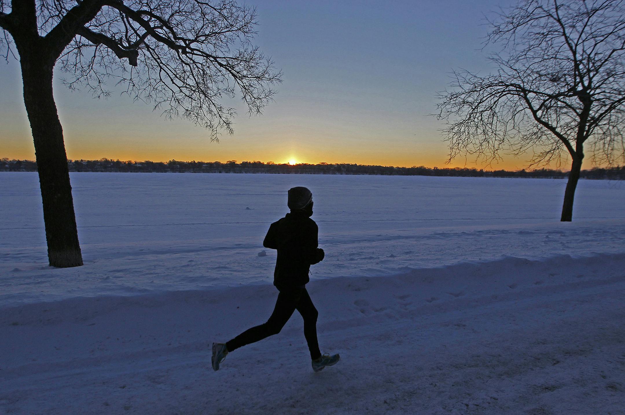 Angela Gustafson braved the -13 degree temperatures for a run around Lake Harriet at sunrise, Tuesday, January 28, 2014 in Minneapolis, MN. (ELIZABETH FLORES/STAR TRIBUNE) ELIZABETH FLORES ‚Ä¢ eflores@startribune.com ORG XMIT: MIN1401280805183400 ORG XMIT: MIN1401281719593647