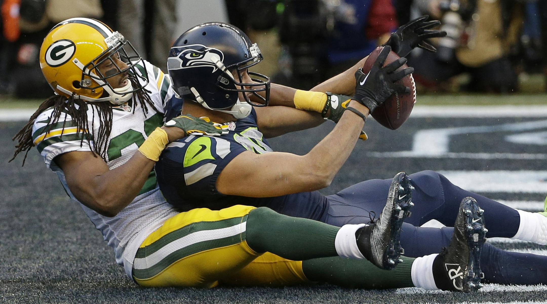 Seattle Seahawks' Jermaine Kearse catches the game-winning touchdown pass in front of Green Bay Packers' Tramon Williams during overtime of the NFL football NFC Championship game Sunday, Jan. 18, 2015, in Seattle. The Seahawks won 28-22 to advance to Super Bowl XLIX. (AP Photo/David J. Phillip)