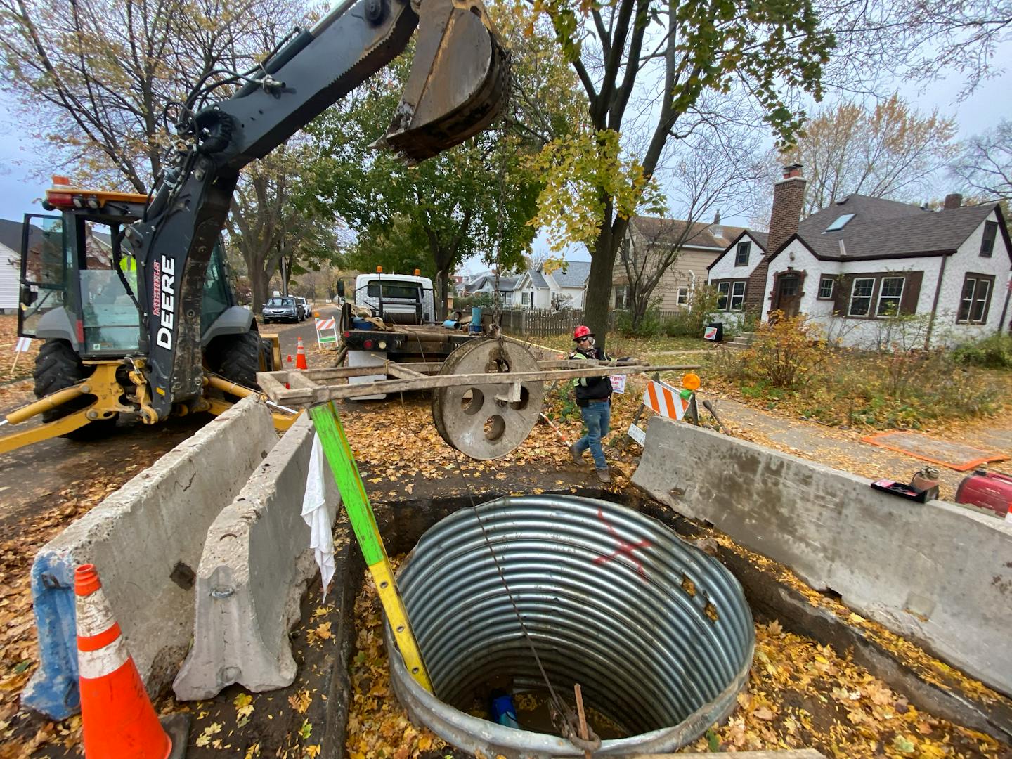 Minneapolis utility workers clean and line a water main pipe near 47th Ave S and Dowling Street in Minneapolis, Minn. on Friday, Nov. 3, 2023. ] LEILA NAVIDI • leila.navidi@startribune.com