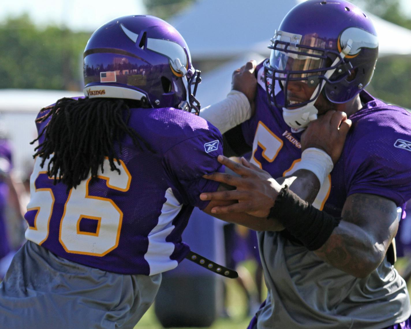 (left to right) Minnesota Vikings E.J. Henderson and Erin Henderson worked on drills during the morning practice at Vikings Training Camp, Mankato MN., August 10th,2011.] Bruce Bisping/Star Tribune. E.J. Henderson, Erin Henderson/roster. ORG XMIT: MIN2013052418332981