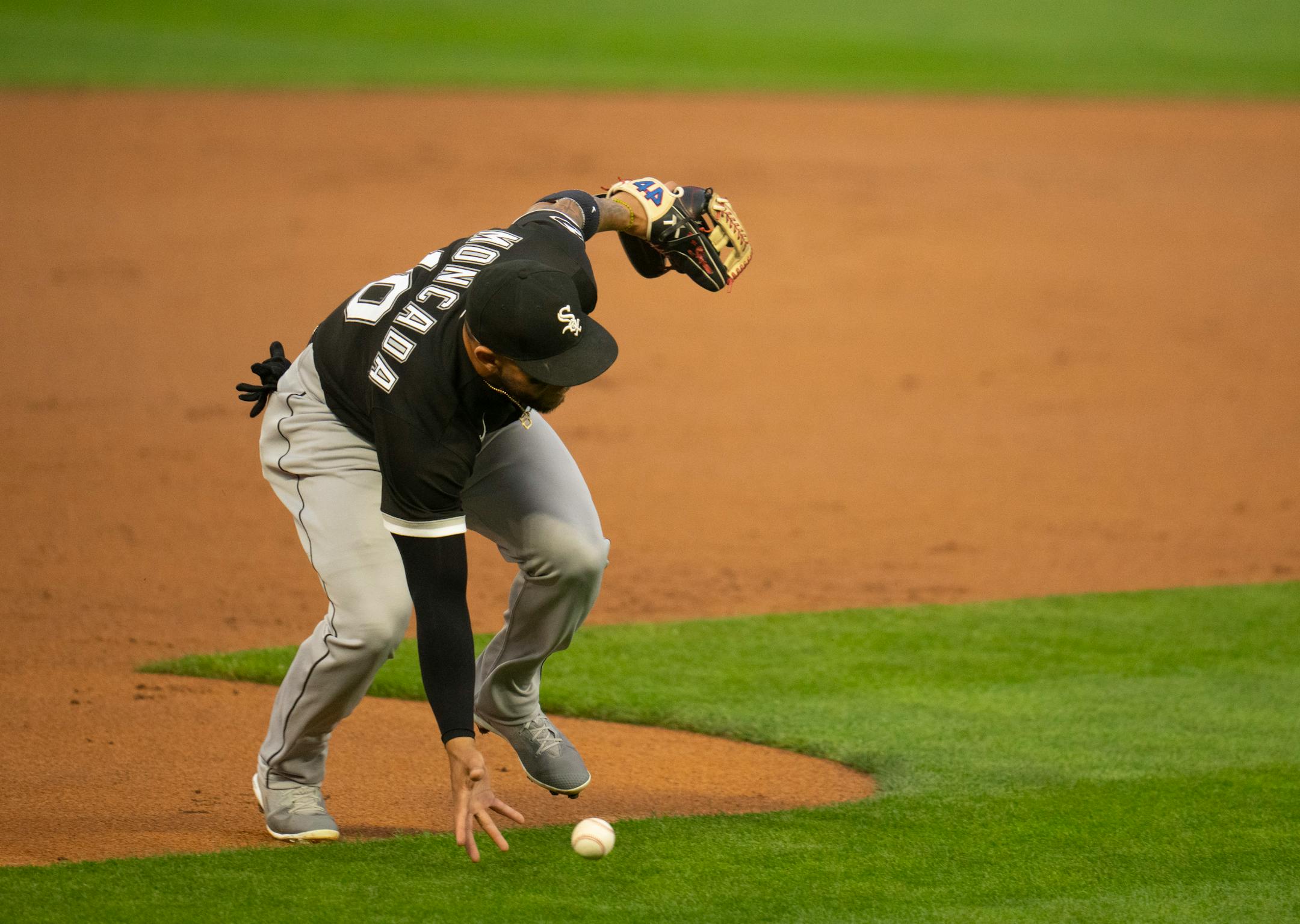 Chicago White Sox third baseman Yoan Moncada (10) bare handed a first inning grounder by Minnesota Twins third baseman Josh Donaldson.