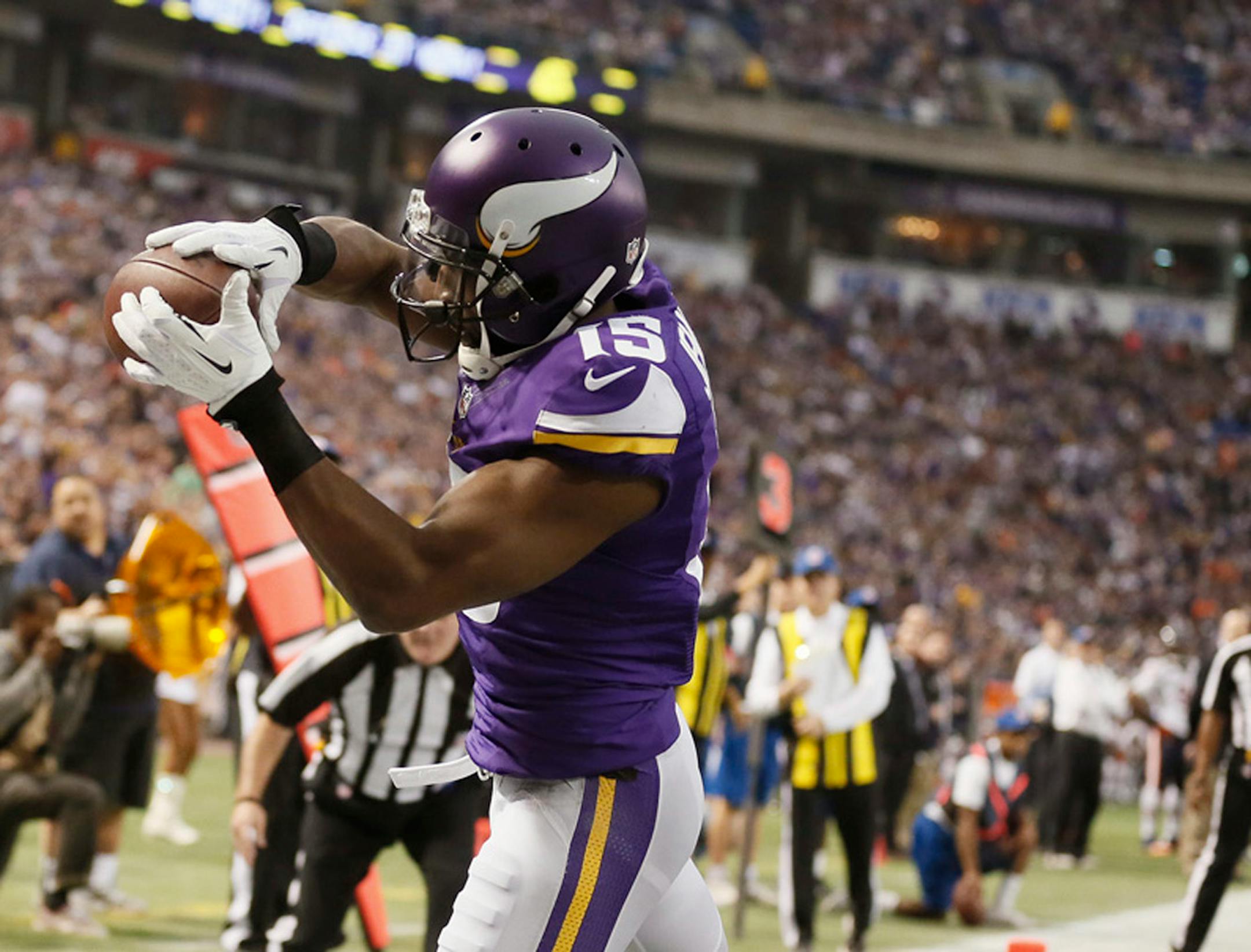 Vikings wide receiver Greg Jennings (15) scored on a touchdown reception in the third quarter on Sunday against Chicago.