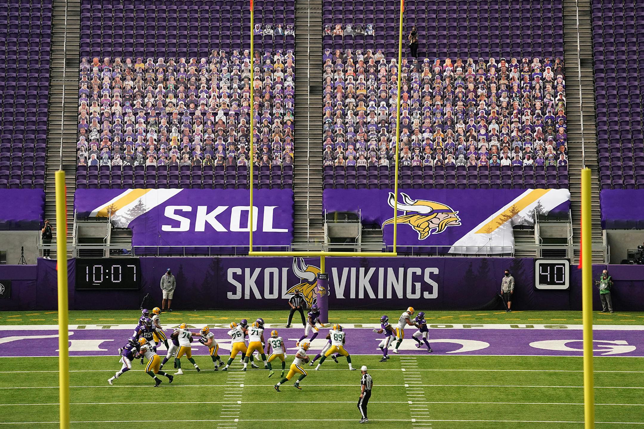 Green Bay Packers quarterback Aaron Rodgers (12) looked for an open receiver in the fourth quarter.