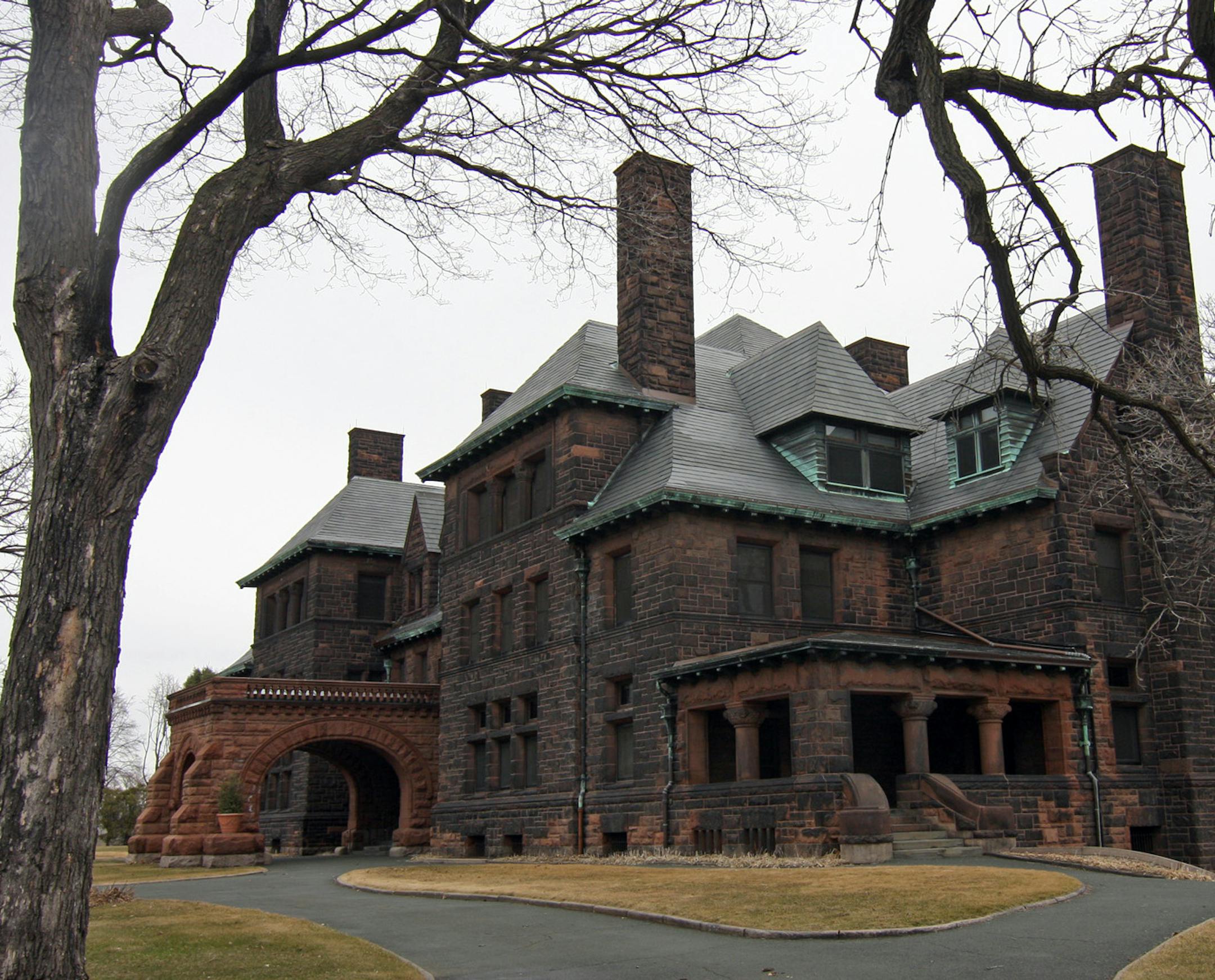 tsweeney @ startribune.com St. Paul, MN 3/30/2009 ] Exterior view of the James J.Hill House, mansion located on Summit Av across from the Cathederal