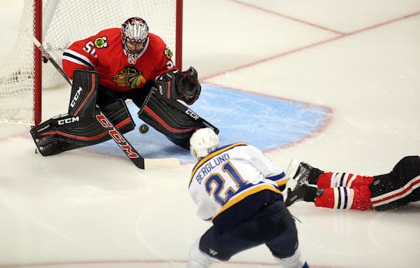 Blackhawks goalie Corey Crawford stopped a shot by Blues center Patrik Berglund (21) during the first period Sunday.