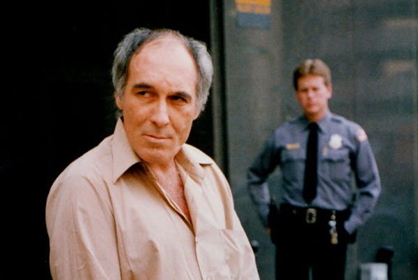 Billy Glaze walked out of the federal building in Minneapolis after a court hearing on April 1, 1988, accompanied by U.S. marshals.