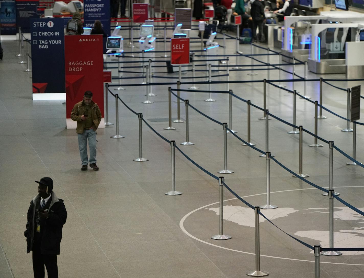 There were fewer travelers than normal at MSP with many flights cancelled.] Lots of snow expected early Monday, no doubt snarling commutes and causing other havoc.Richard Tsong-Taatarii&#xef;rtsong-taatarii@startribune.com