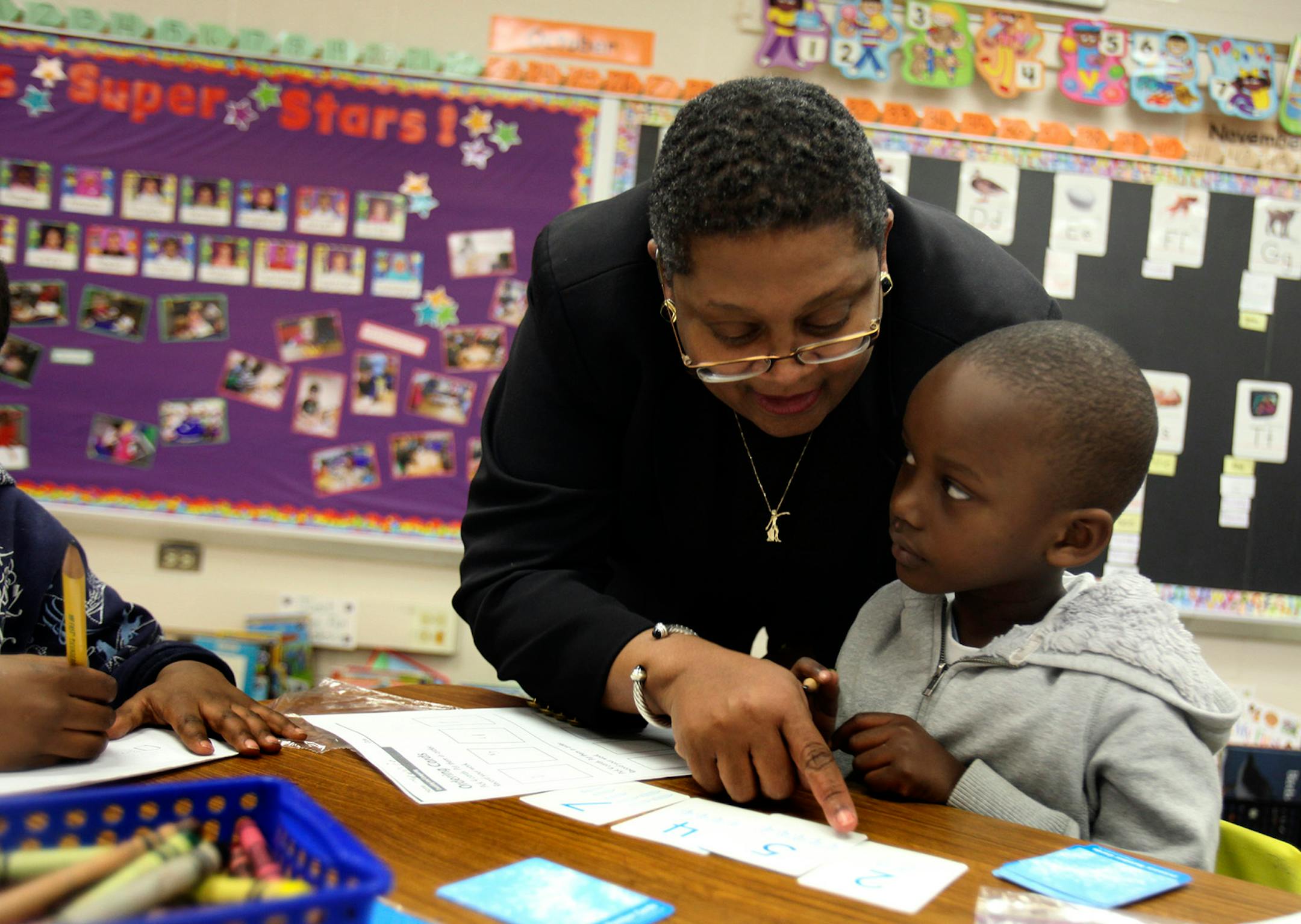 Superintendent Bernadeia Johnson helped kindergartener Jeremie Niyonkuru put his numbered cards in order during her visit to Lyndale School Thursday, December 1, 2011. ] (KYNDELL HARKNESS/STAR TRIBUNE) kyndell.harkness@startribune.com