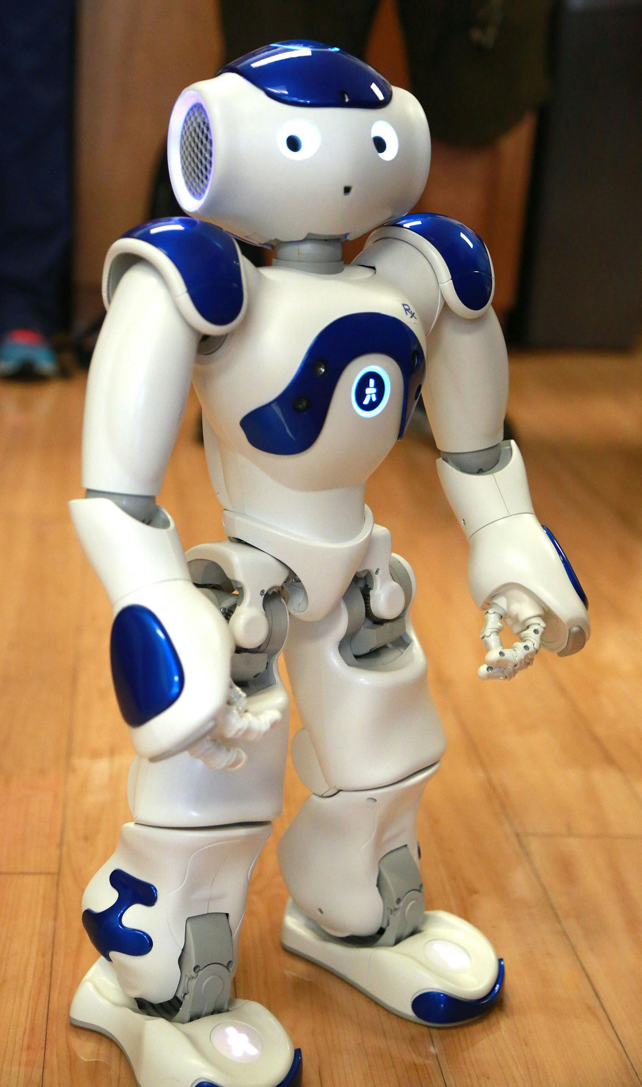 MEDi, the 2-foot tall robot used to overcome anxiety in pediatric patients at Broward Health. The hospital is one of eight hospitals nationwide using a child-friendly robot named MEDi to help the littlest patients overcome the anxiety and fear associated with most medical procedures. (Carline Jean/Sun Sentinel/TNS) ORG XMIT: 1188050