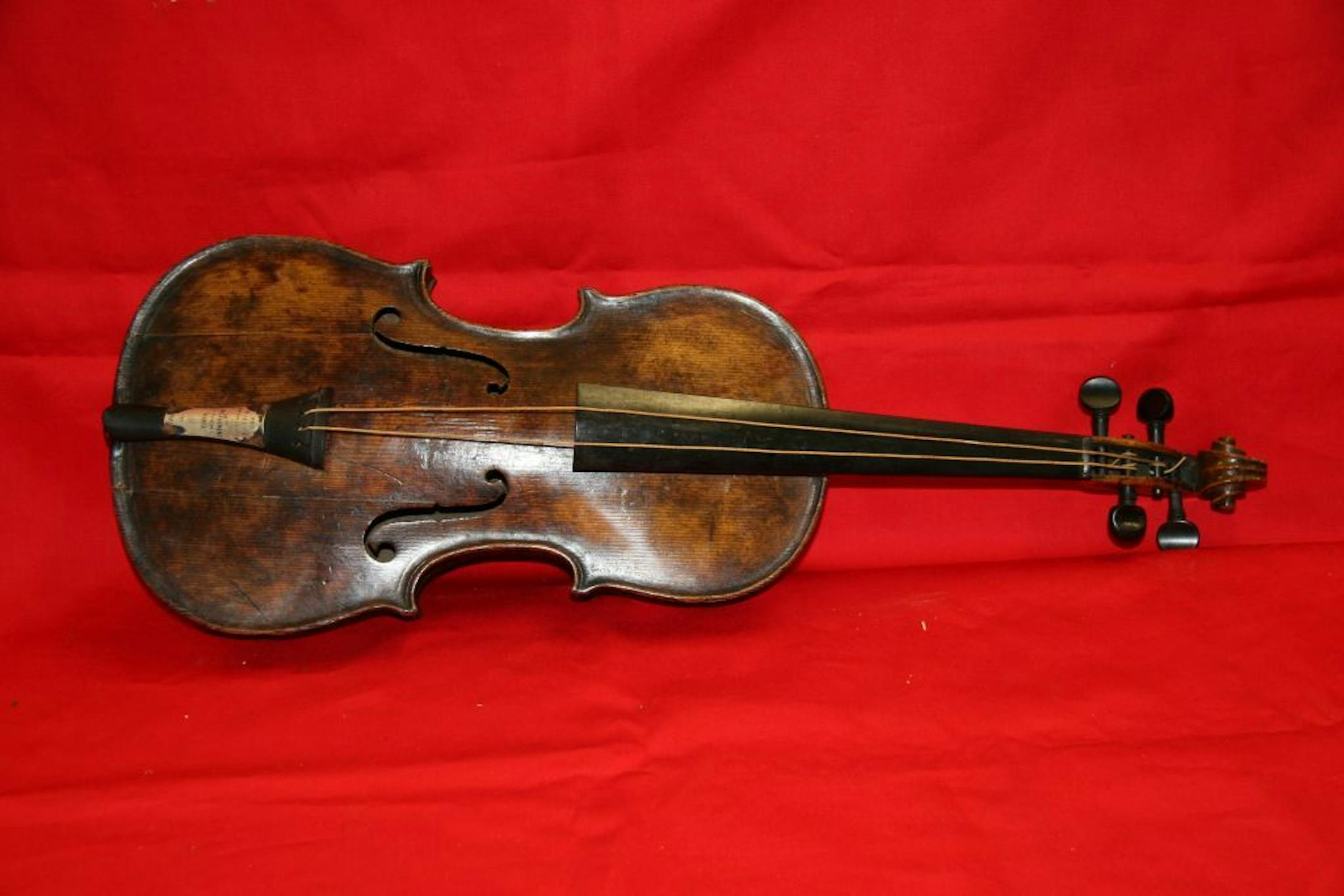 A violin believed to be the one played by Titanic bandmaster Wallace Hartley will now go on auction.
