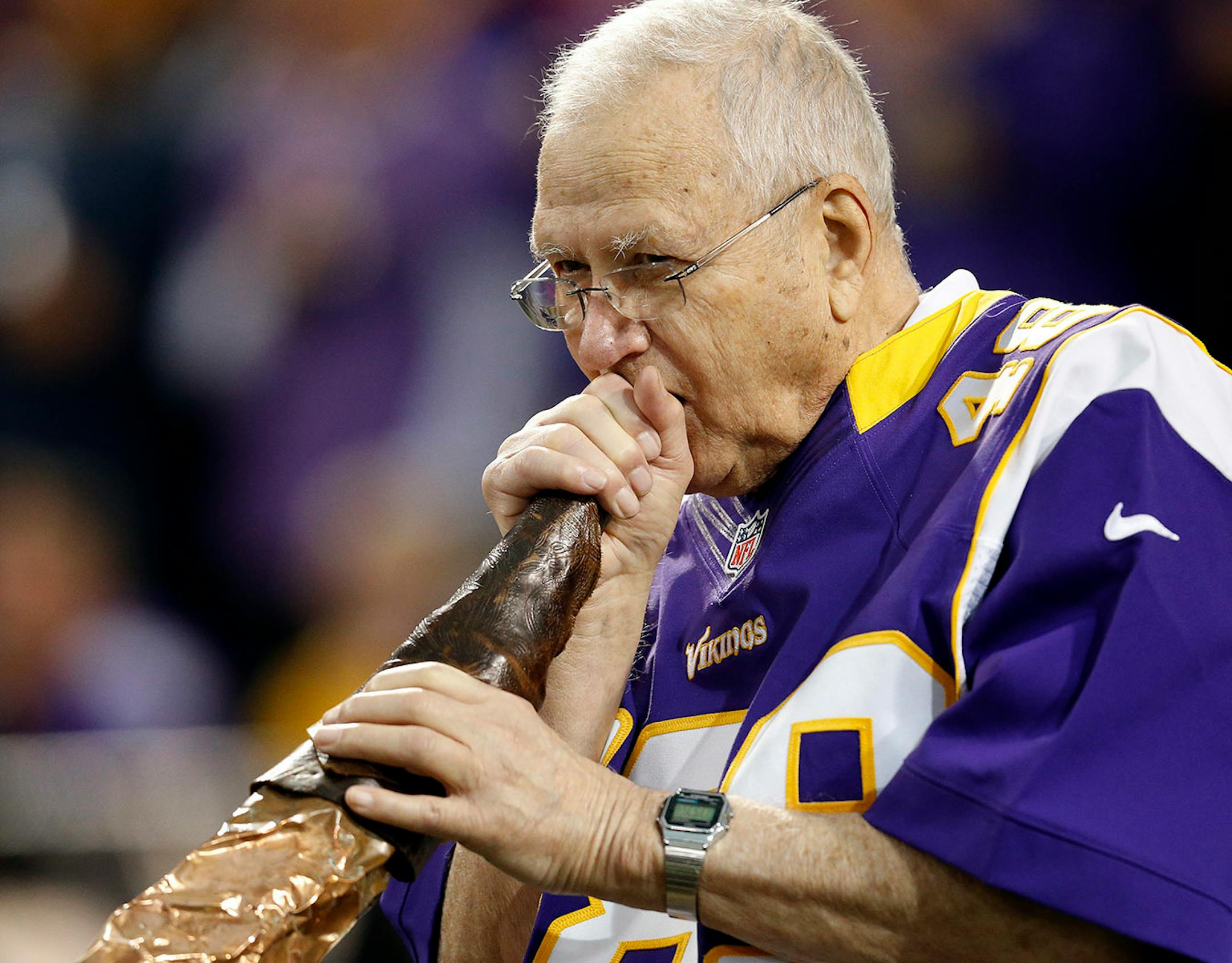 St. John's football coach John Gagliardi blew the horn before the start of a Vikings game against the Bears.