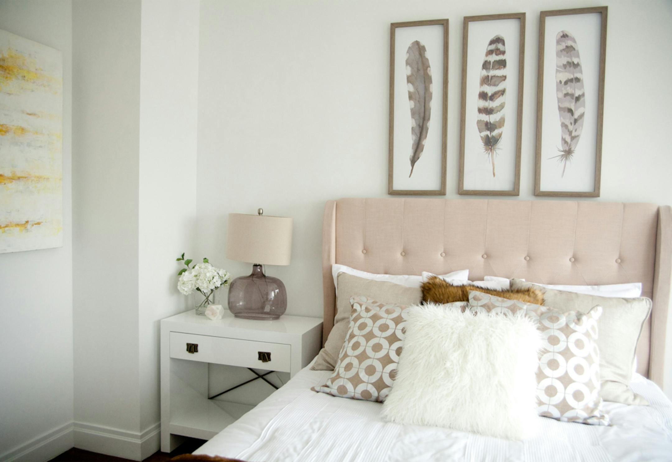 Different shades of white create a soothing bedroom. (handout/TNS) ORG XMIT: 1197617