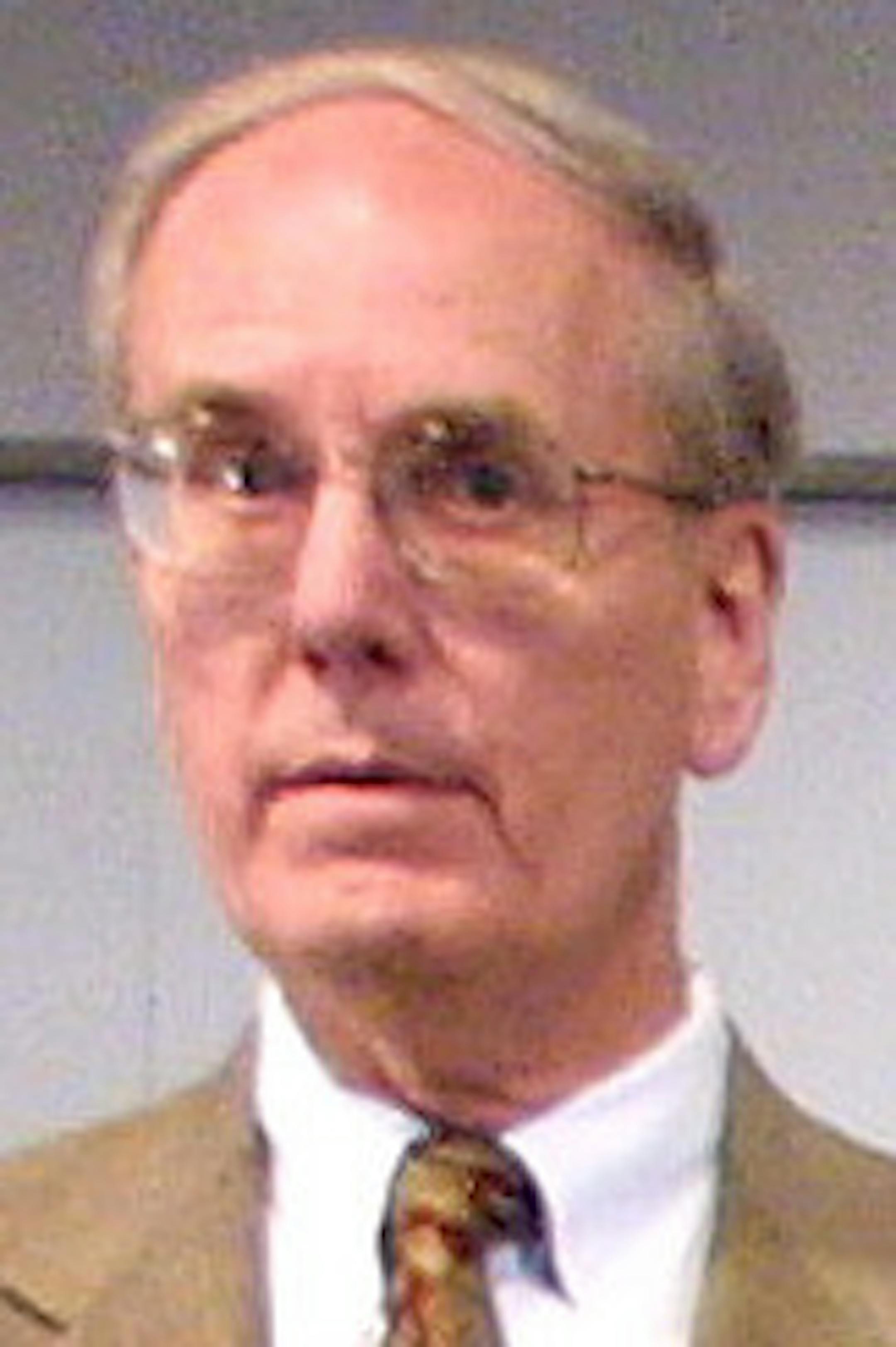 GENERAL INFORMATION: MINNTONKA, MN - 8/2/2001 - THUR - Medica announced its new board. The board will oversee Medica's spinoff from Allina, an action pressured by AG Hatch. IN THIS PHOTO: FOREGROUND: Gordon Sprenger, CEO Allina intoduced new board.